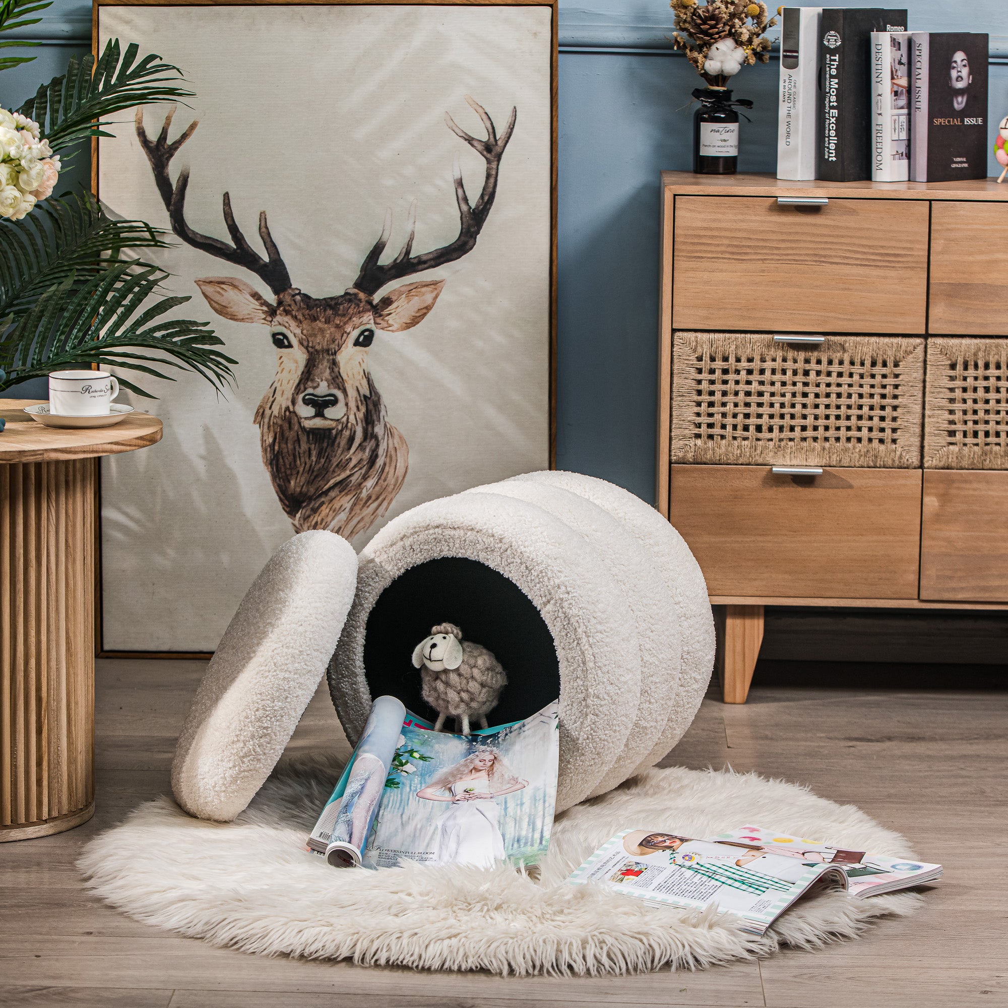 Puf w białych boucléch w stylu skandynawskim