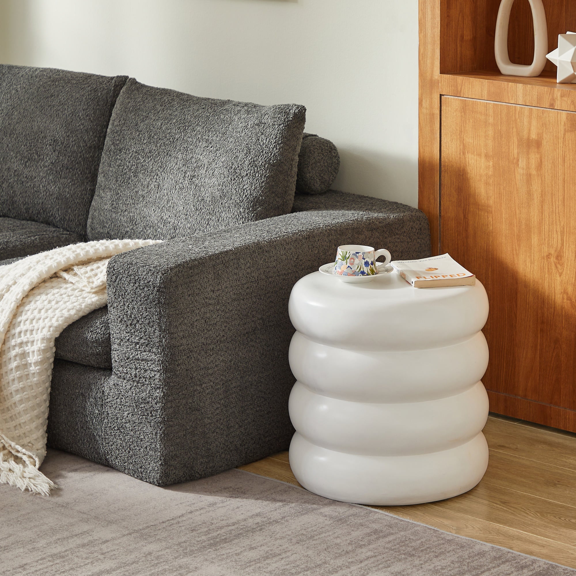 LOKKA – stolik pomocniczy do kanapy, do użytku wewnątrz i na zewnątrz, z białego magnezytu