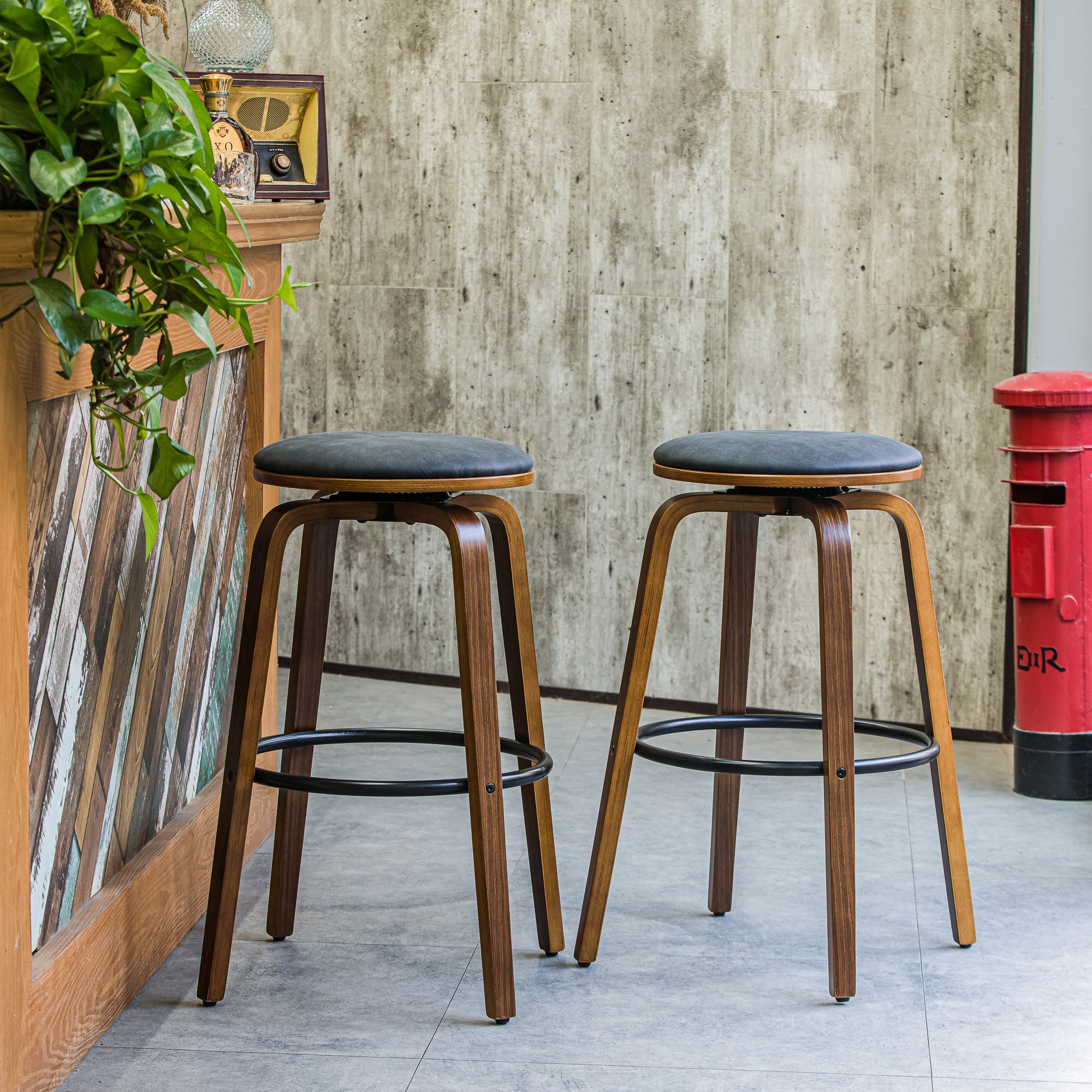 Zestaw 2 stołków barowych z drewna i czarnego imitacji skóry