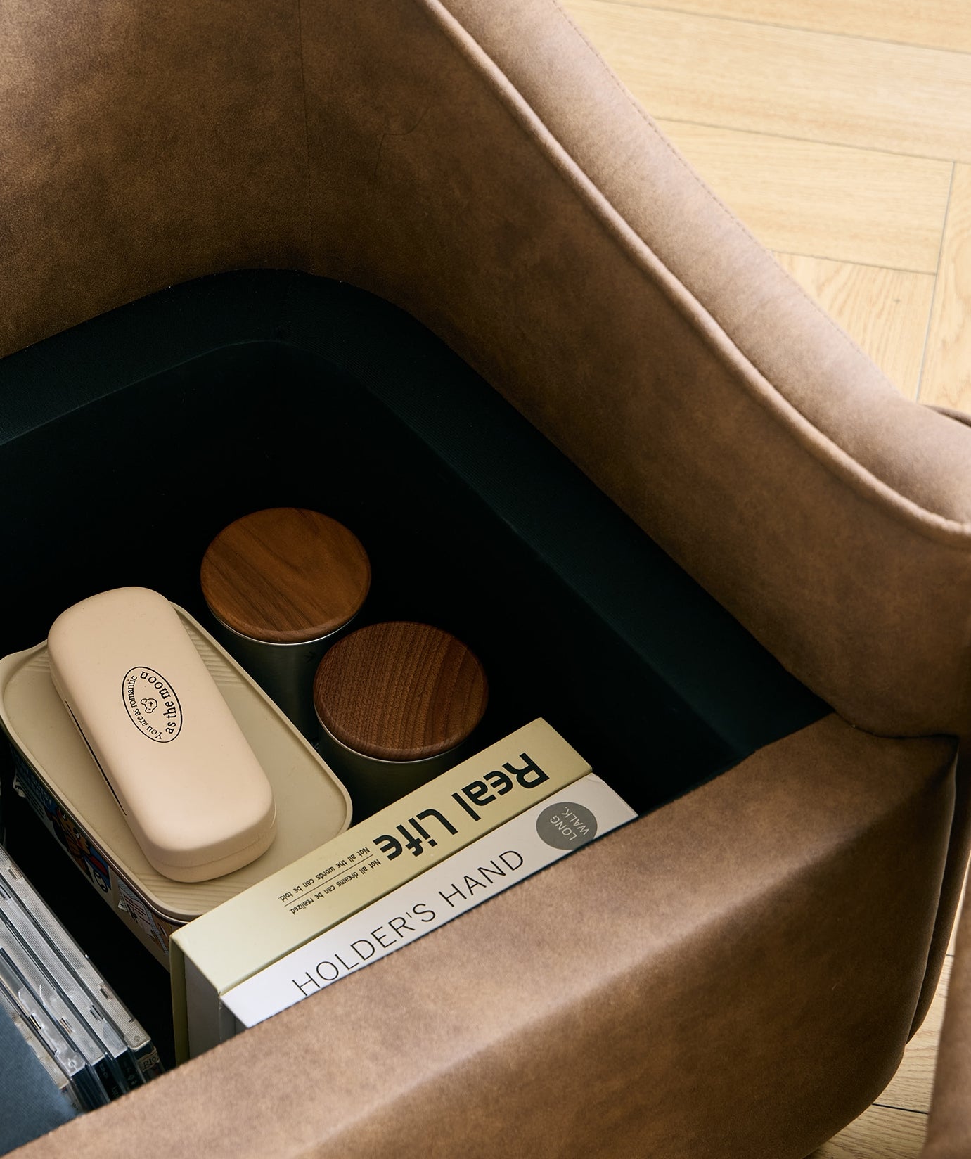 IVALO – fotel salonowy z litego drewna i brązowej zamszowej tkaniny