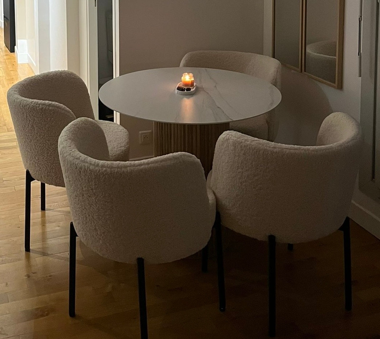 HAVANA – Okrągły stół do jadalni dla 4 osób, wykonany z litego drewna sosnowego z efektem marmuruØ 90 cm