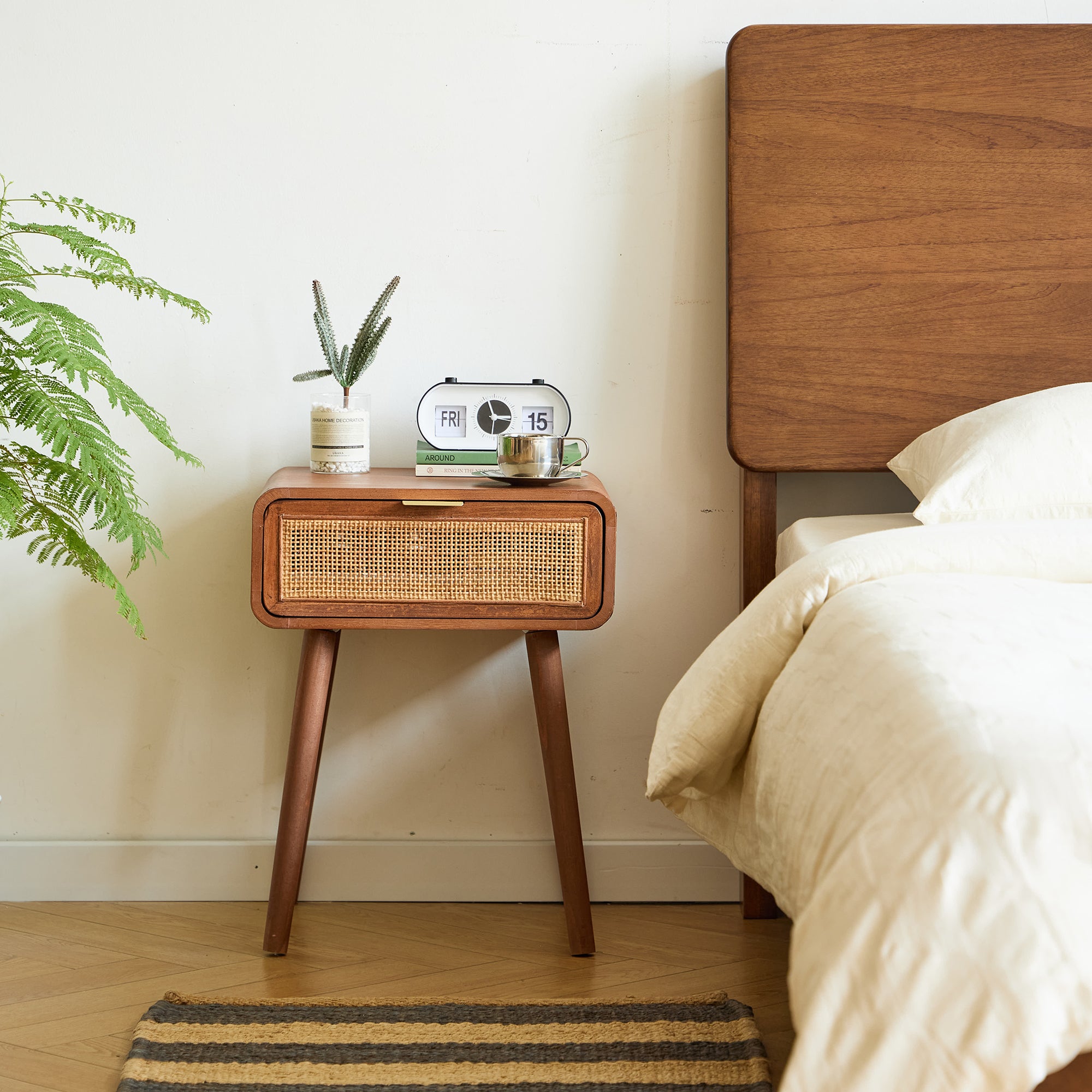 MALI - Szafka nocna z 1 szufladą, wykonana z rattanu i drewna orzechowego