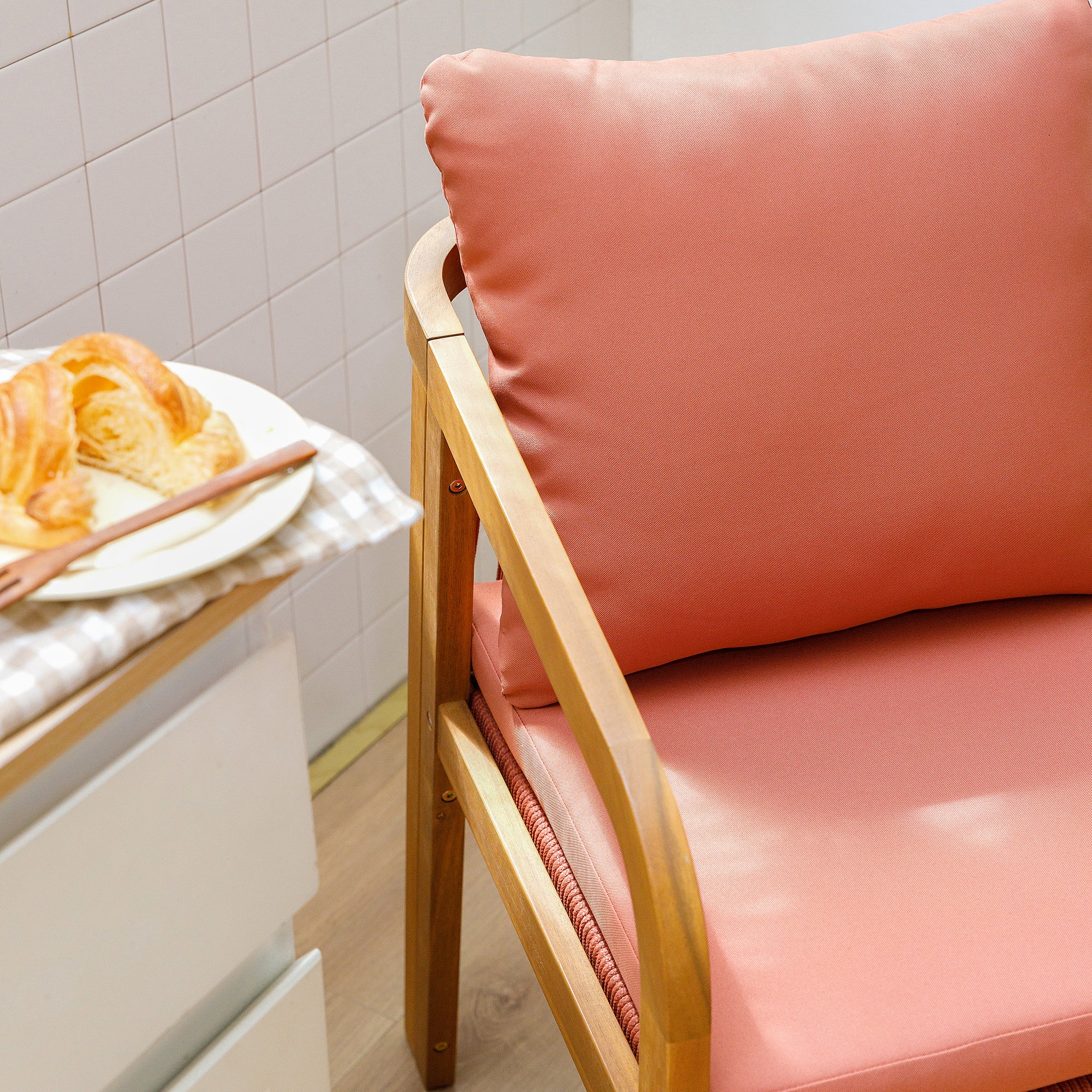 DELGADO – Zestaw 2 krzeseł do wnętrz i na zewnątrz, wykonanych z litego drewna i pokrytych różową tkaniną