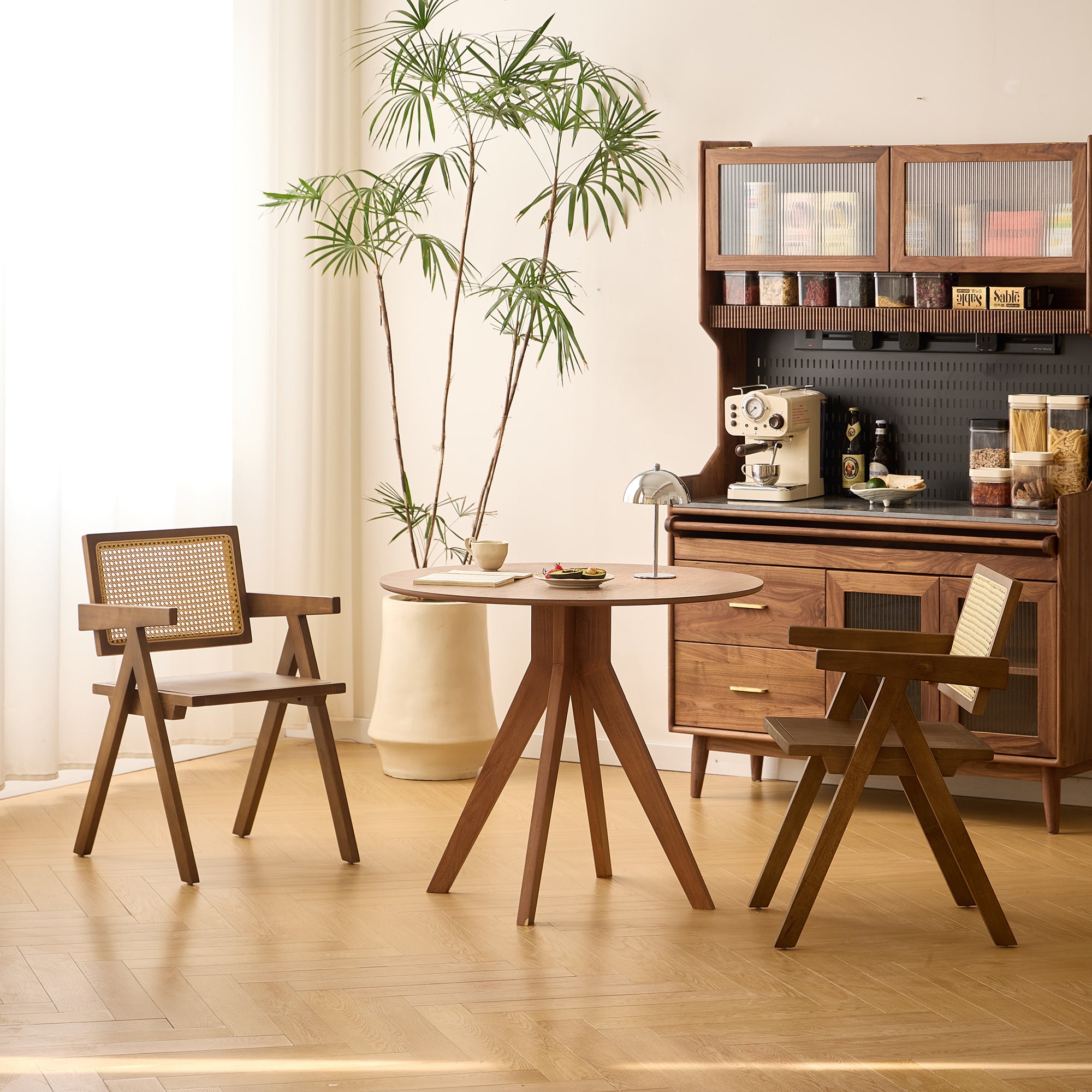 MADEIRA – Fotel stołowy z ciemnego litego drewna i wikliny