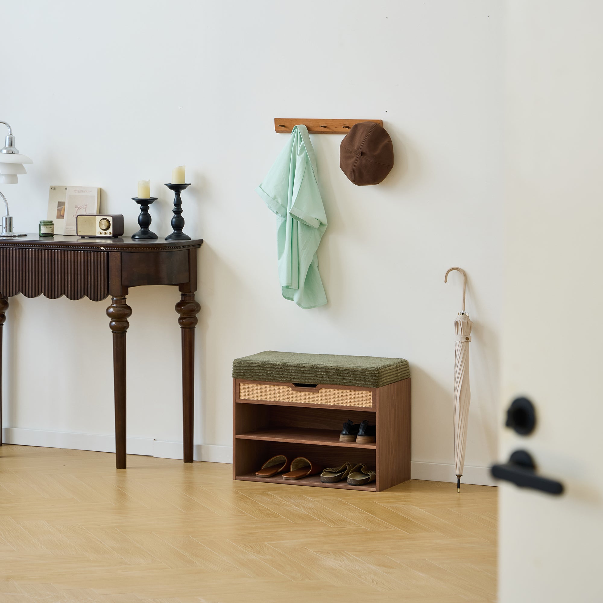 KUBO – Szafka na buty z drewnianym schowkiem i zielonym sztruksem w kolorze khaki