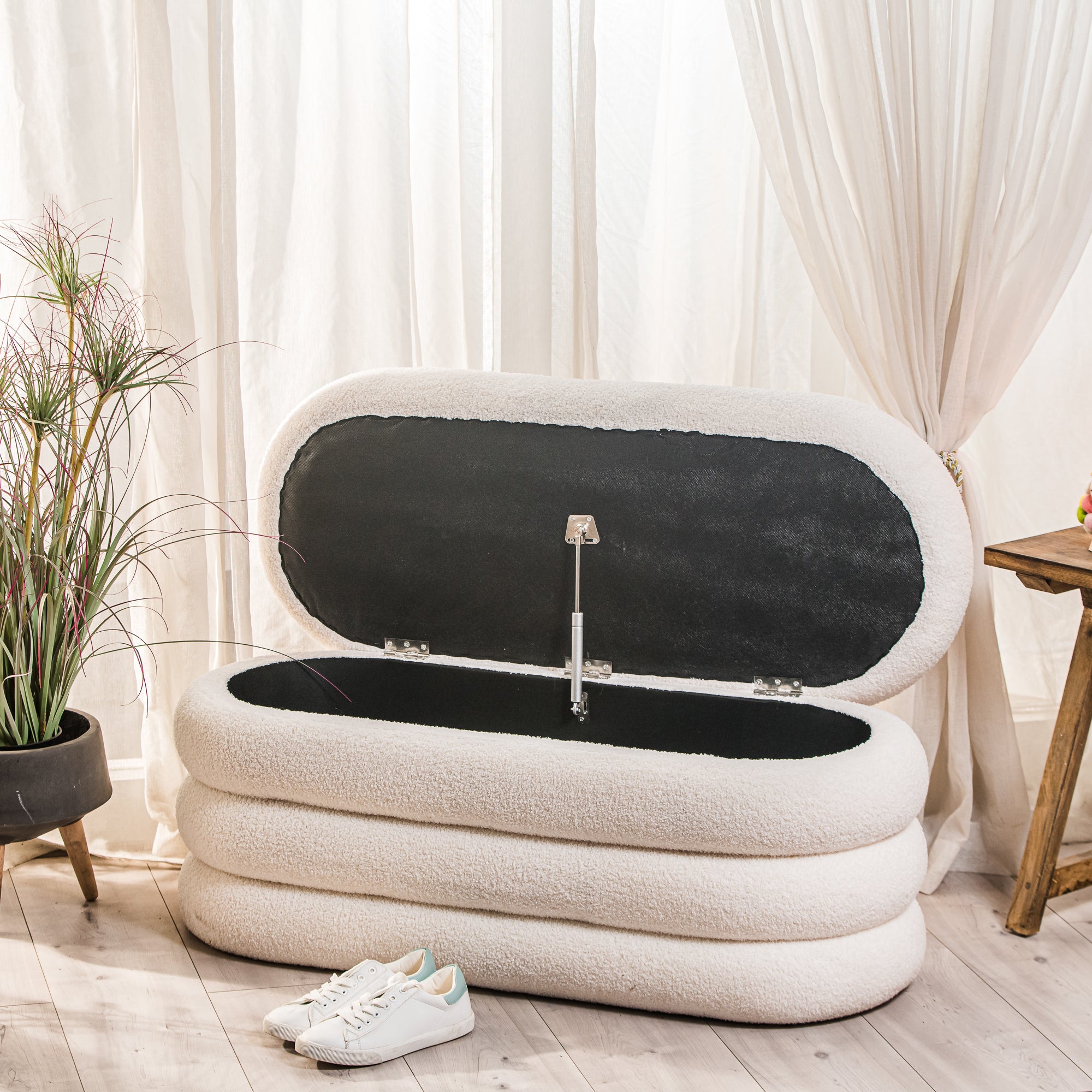 Ławka z schowkiem w białe pętelki