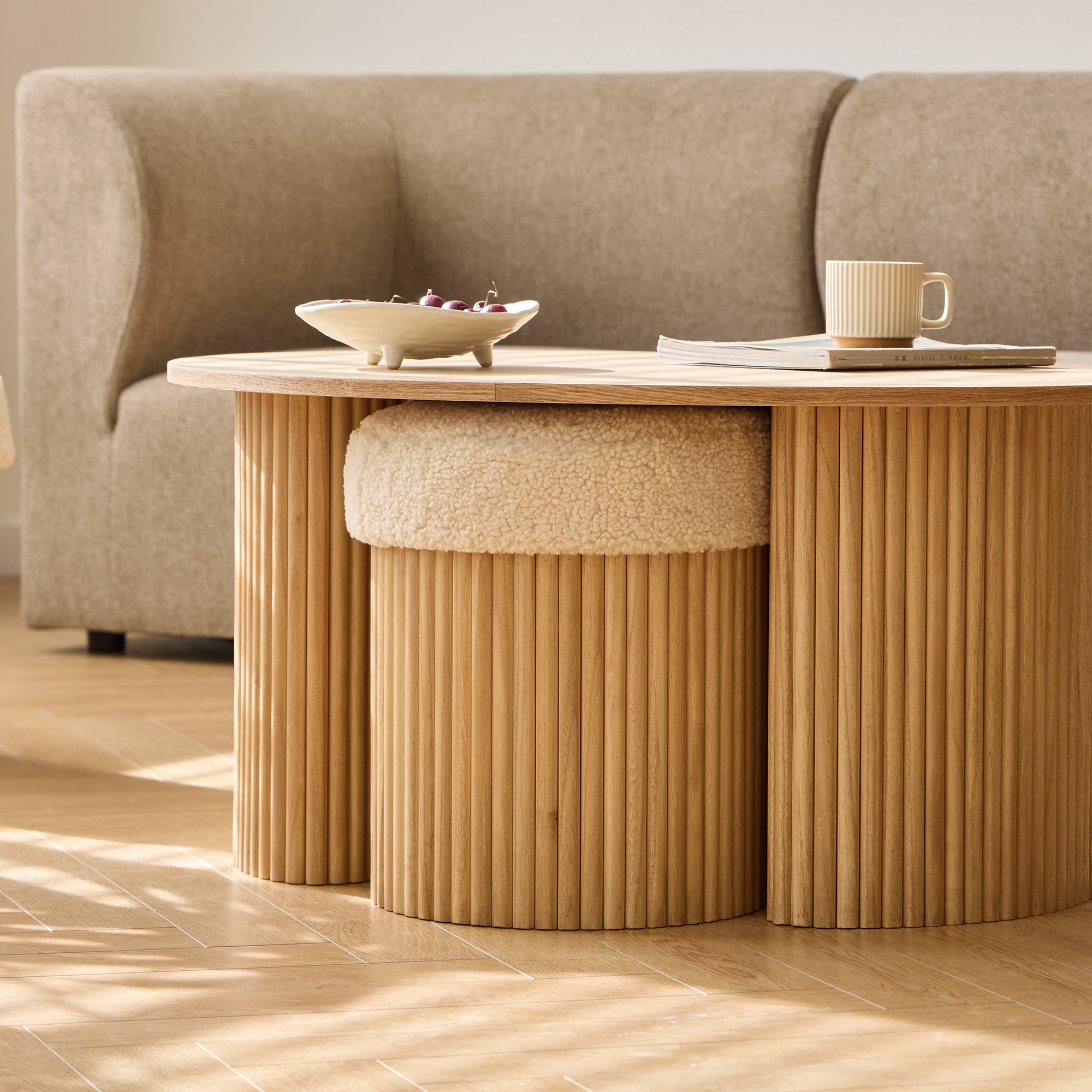 ARVIKA – Zestaw składający się z drewnianego stolika kawowego i 2 puf w białym kolorze z pętelkami