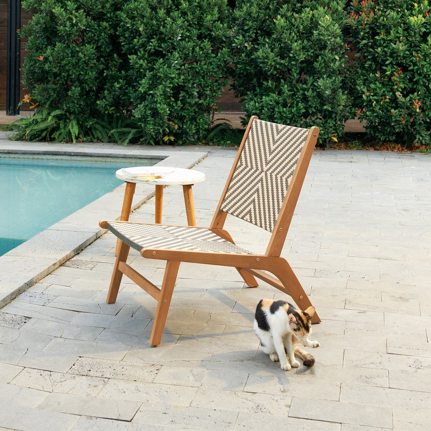 AGUILARES – Fotel do wnętrz i na zewnątrz z litego drewna akacjowego i włókien