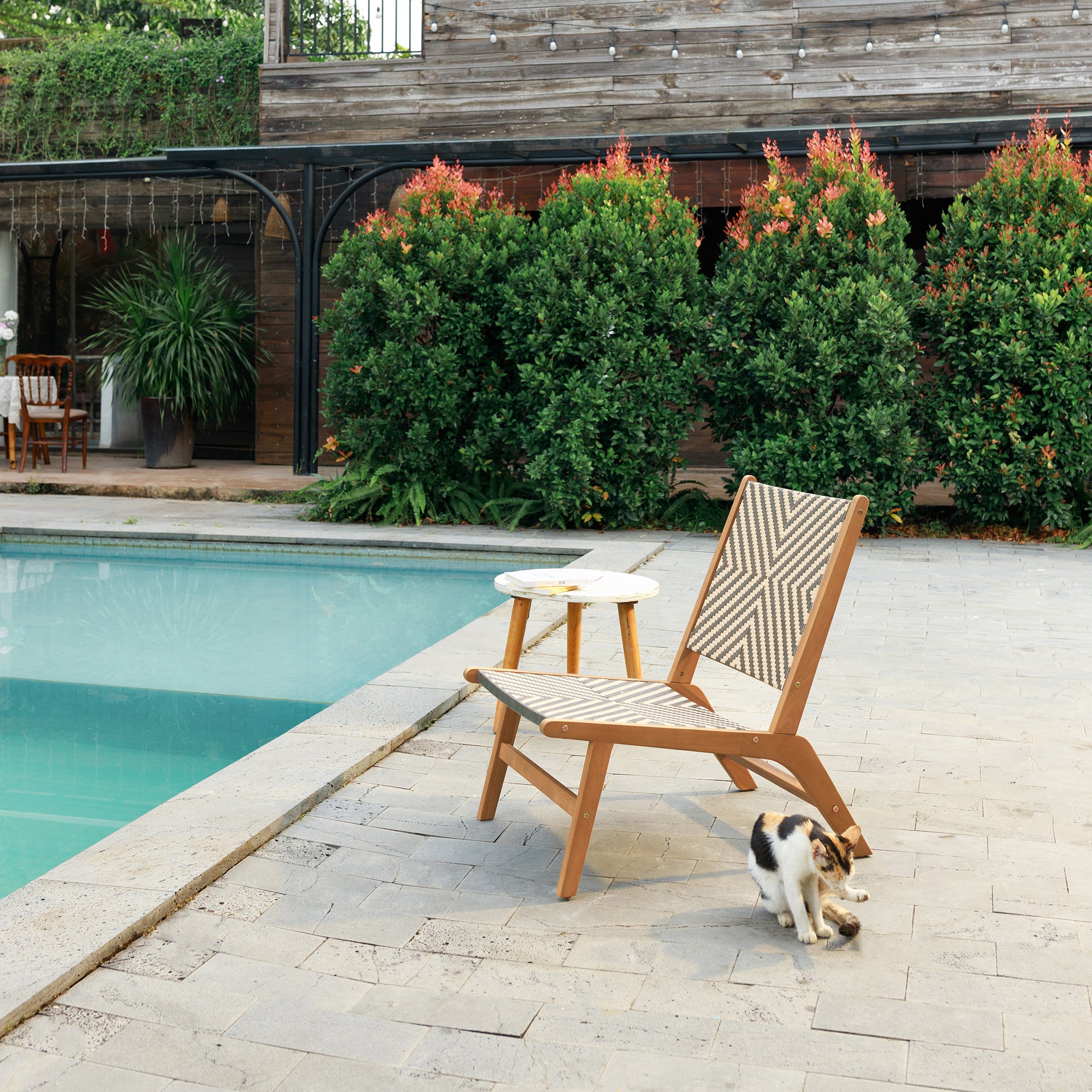 AGUILARES – Fotel do wnętrz i na zewnątrz z litego drewna akacjowego i włókien