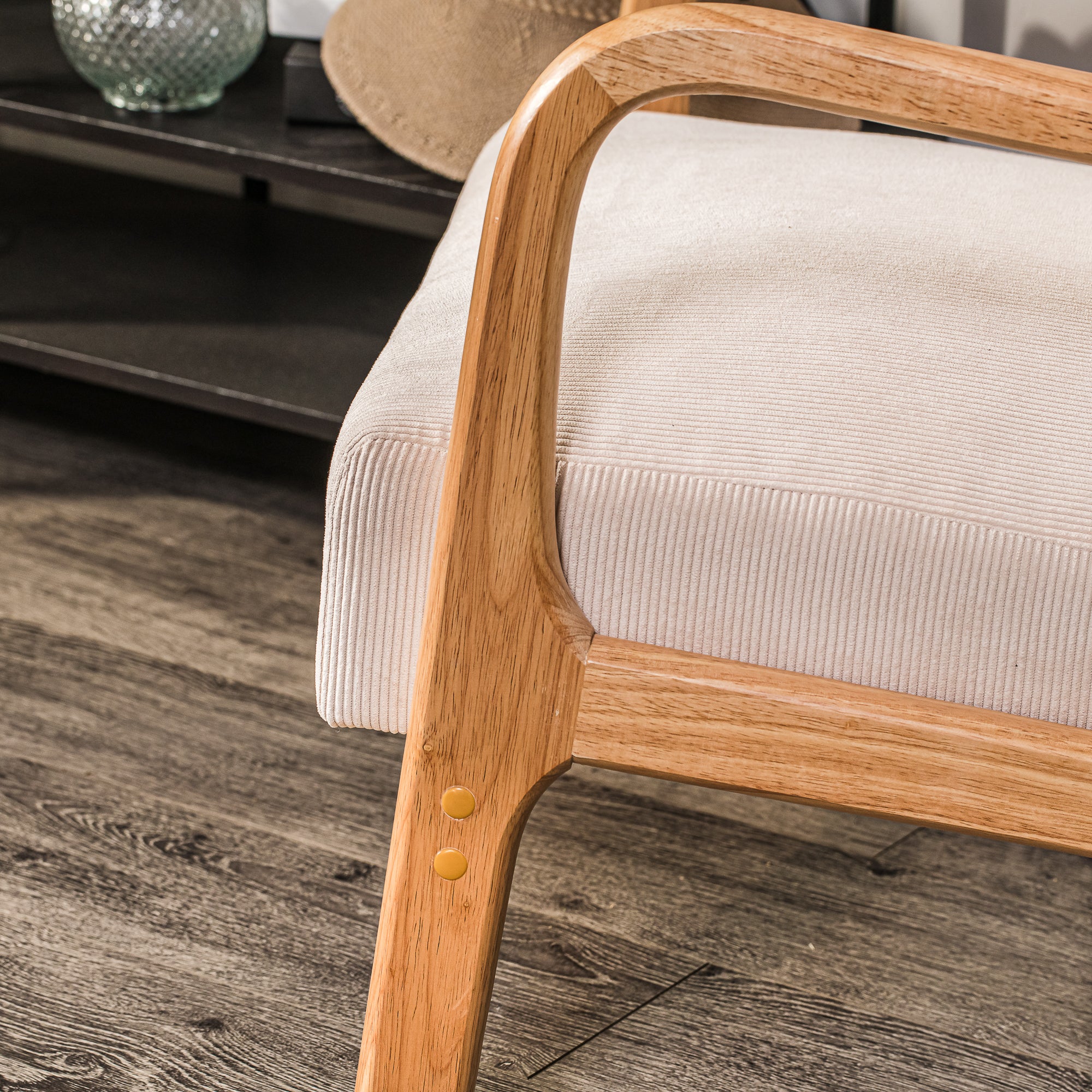 OHAMA – Fotel salonowy z litego drewna i beżowego sztruksu