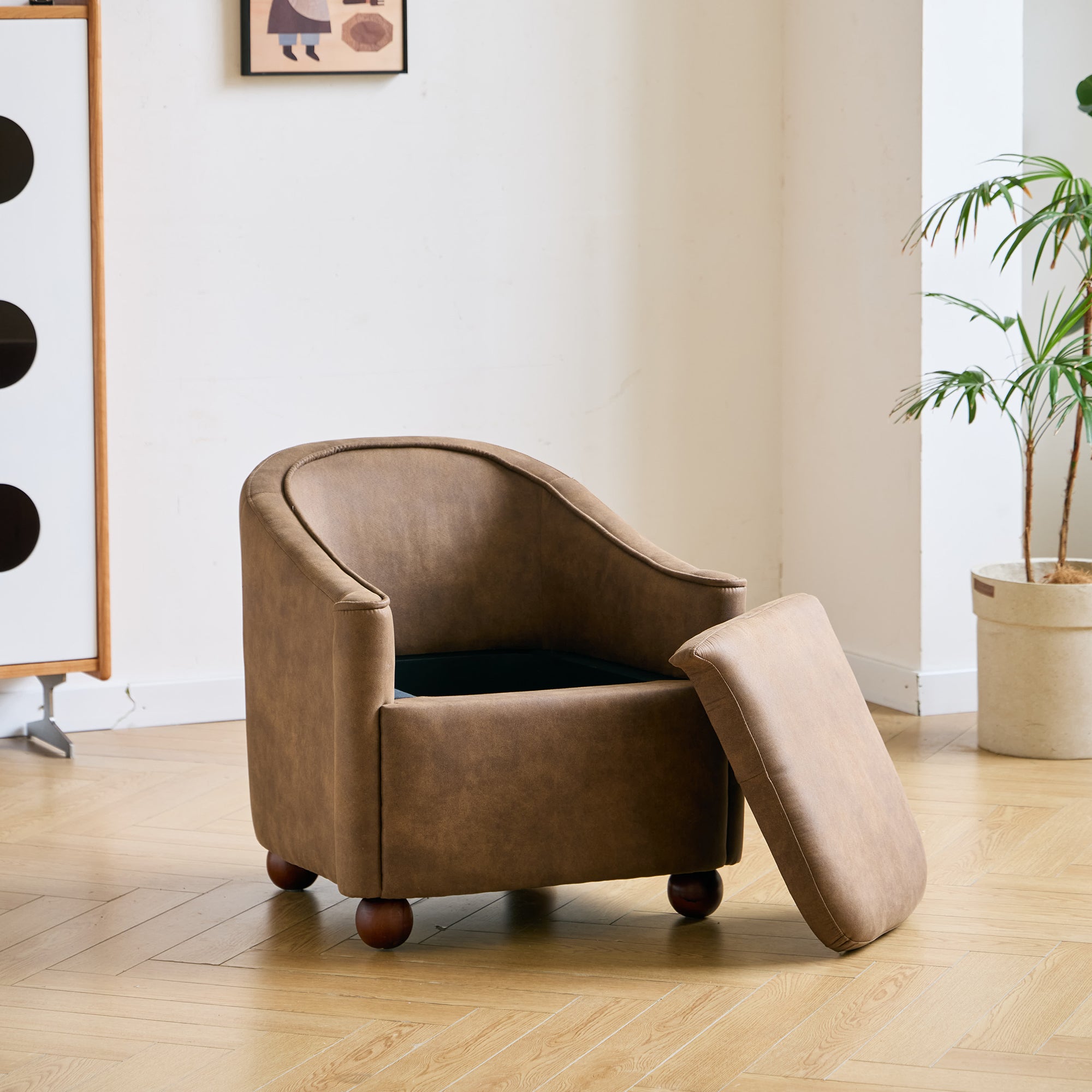 IVALO – fotel salonowy z litego drewna i brązowej zamszowej tkaniny