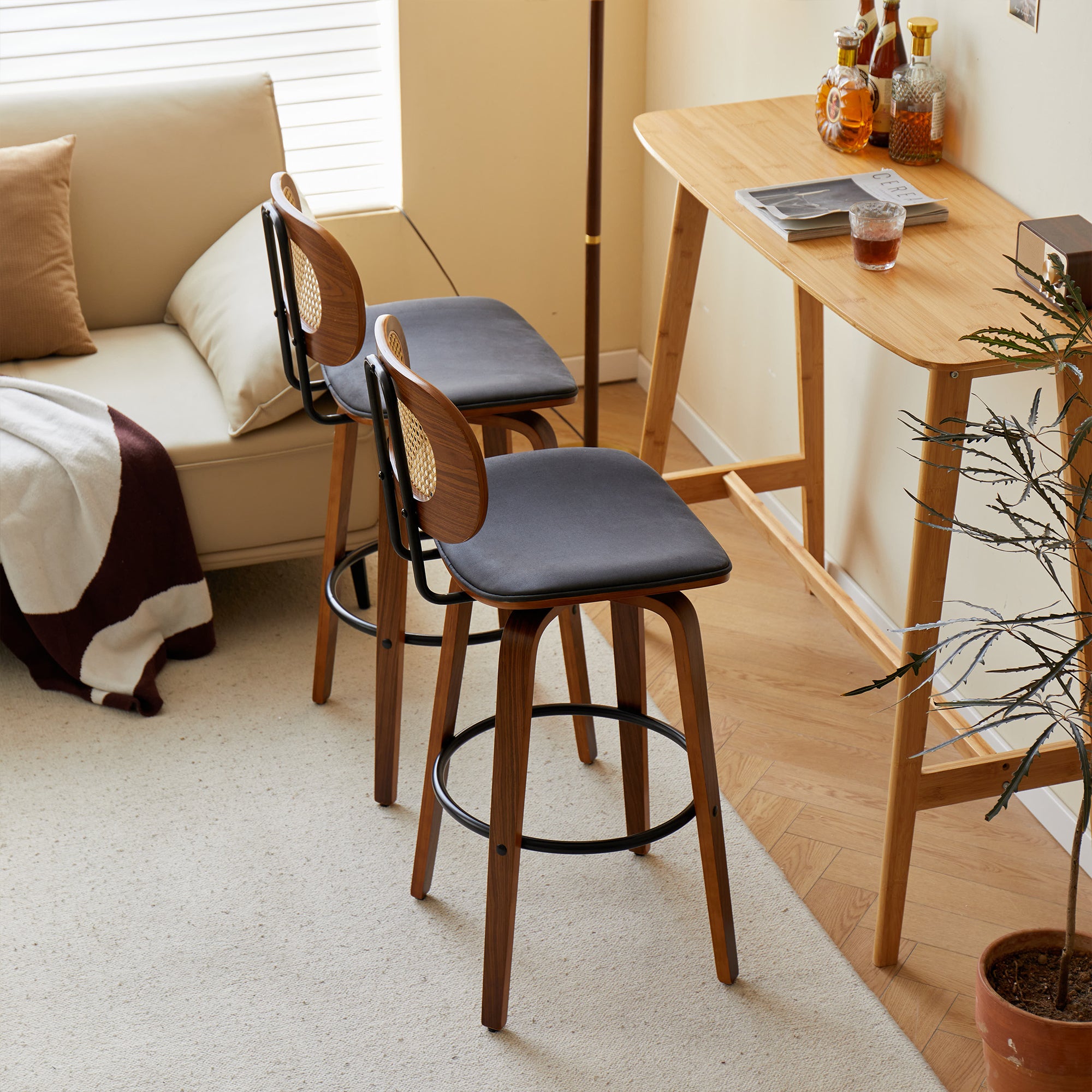 ALESUND – Zestaw 2 stołków barowych z litego drewna i czarnej plecionki