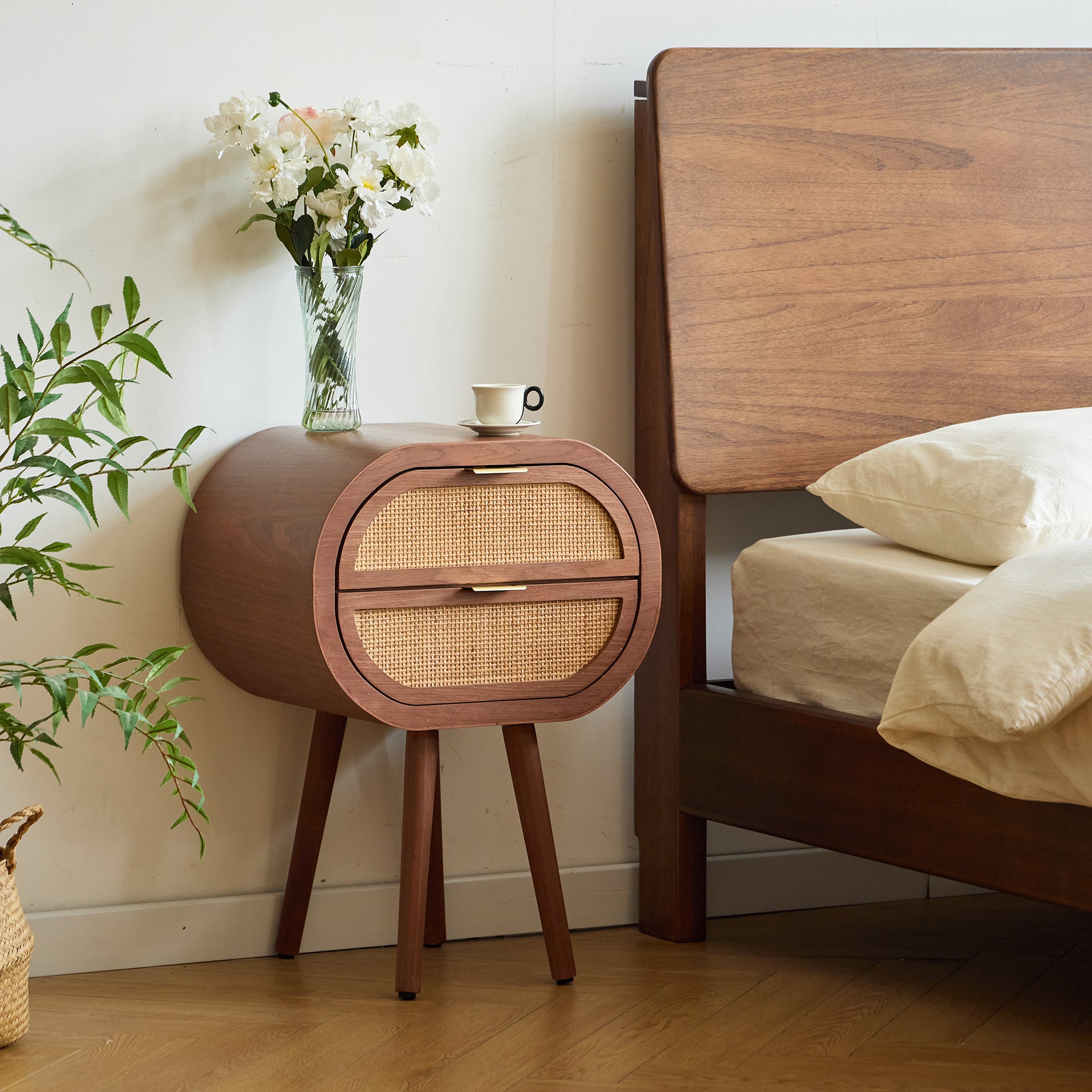 MALIRON - Szafka nocna z 2 szufladami z rattanu i drewna orzechowego