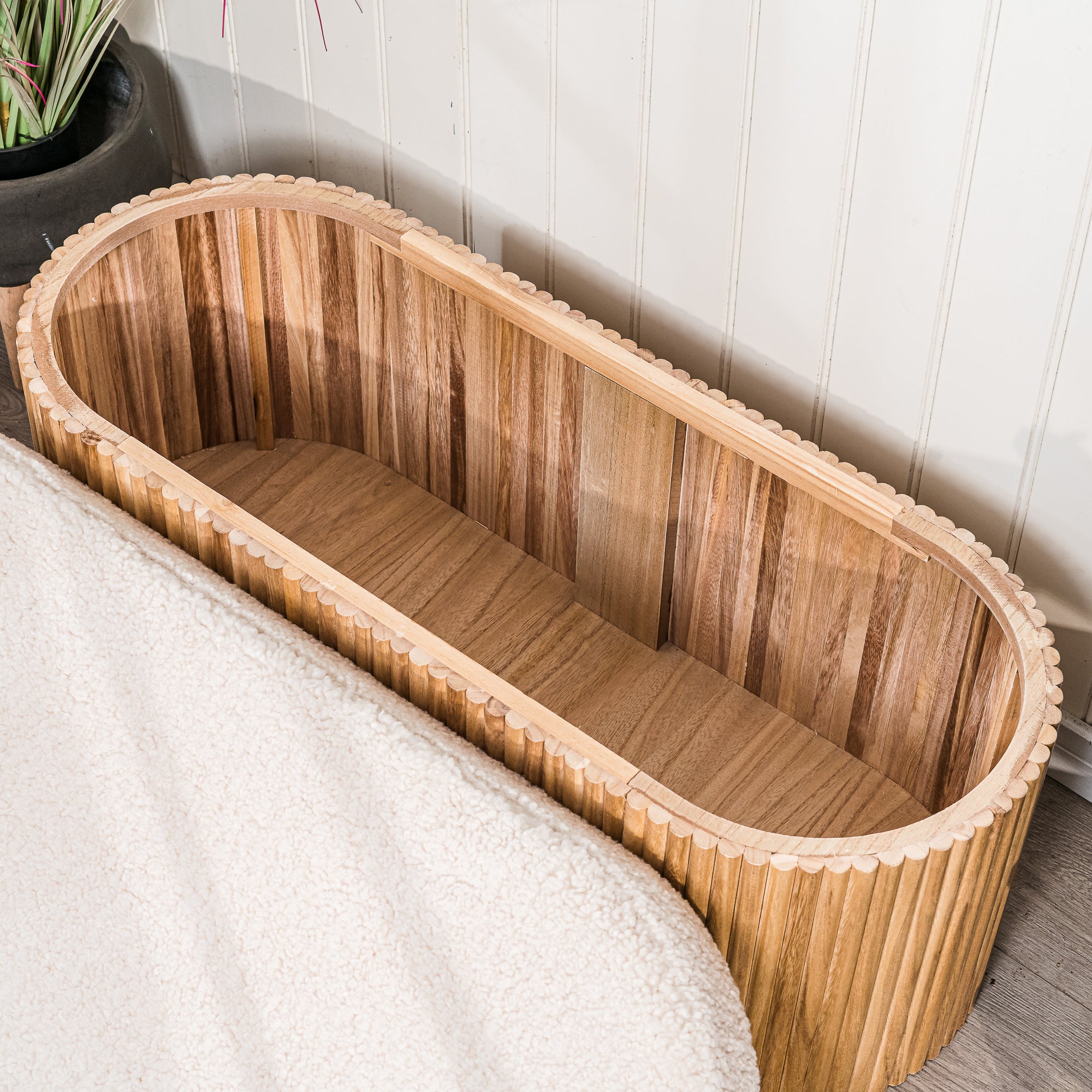 BAOTSU – Ławka skrzynia z drewnianym schowkiem i białymi pętelkami