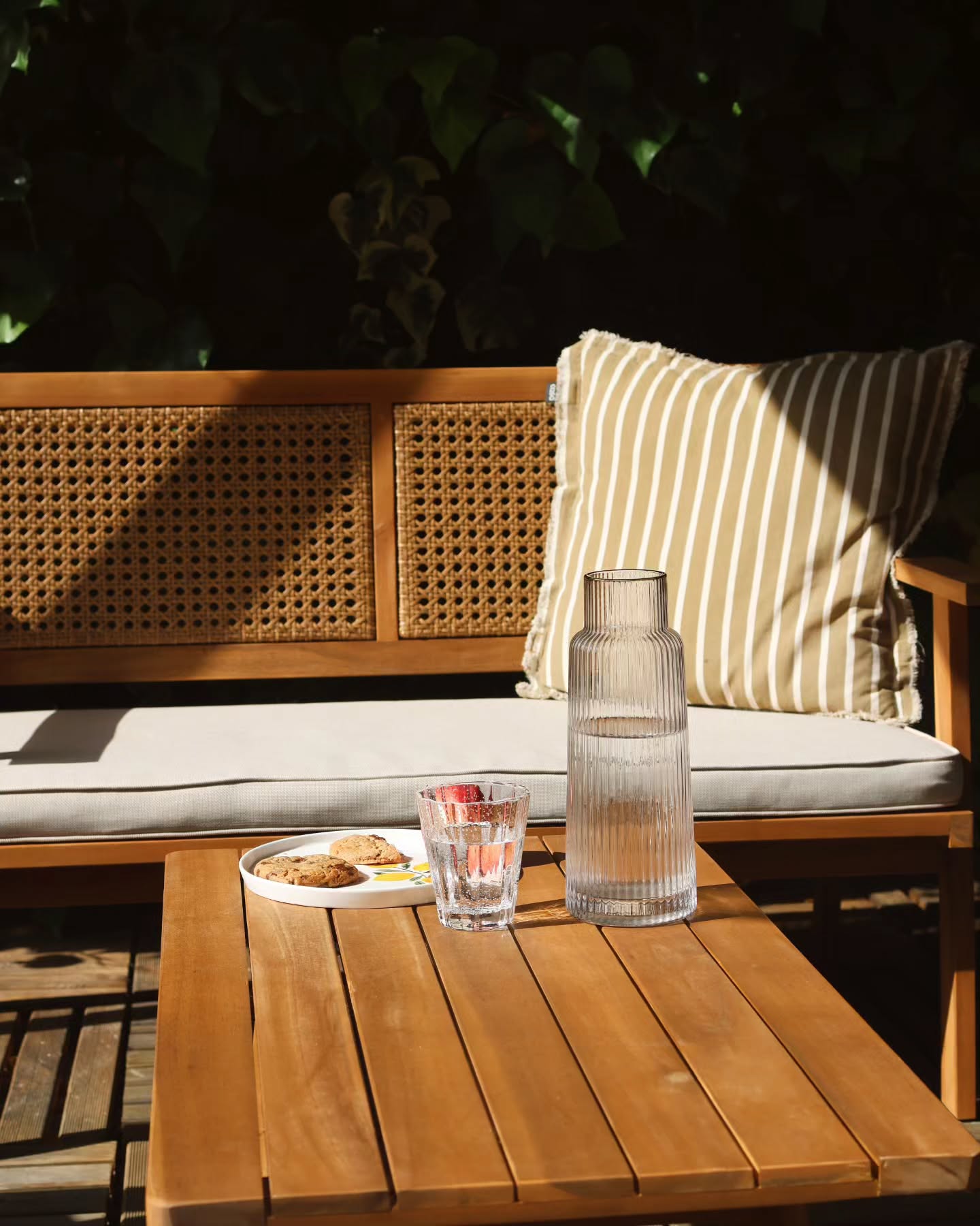 TEMUCO – Zestaw ogrodowy z rattanu i litego drewna w kolorze beżowym