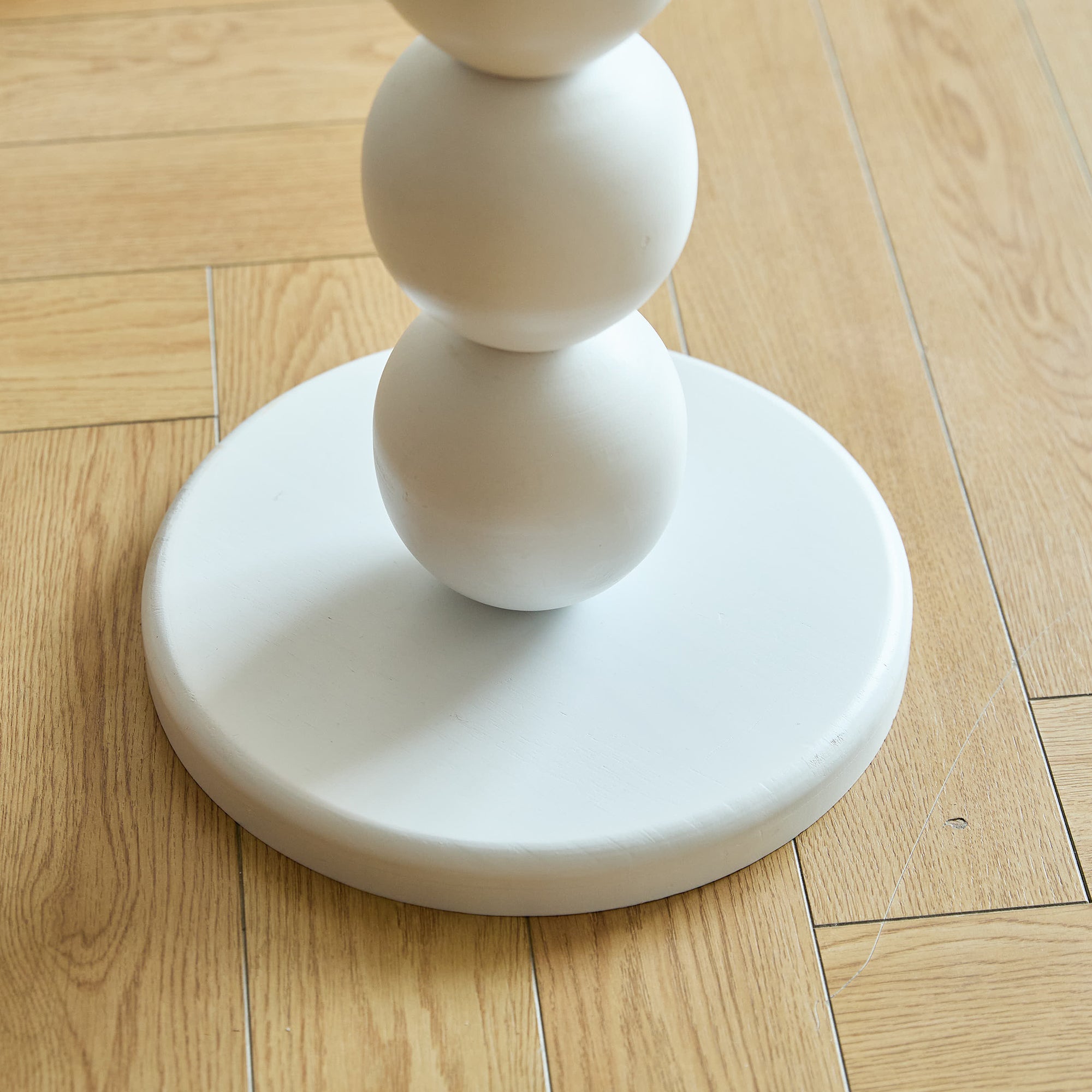 GAVLE – Okrągły stolik pomocniczy z białego drewna