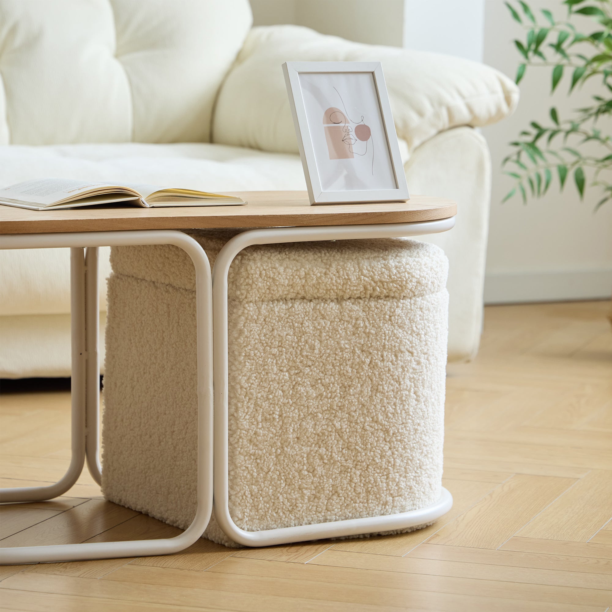 SENJA – Zestaw składający się z drewnianego stolika kawowego i 2 puf w białym kolorze z pętelkami