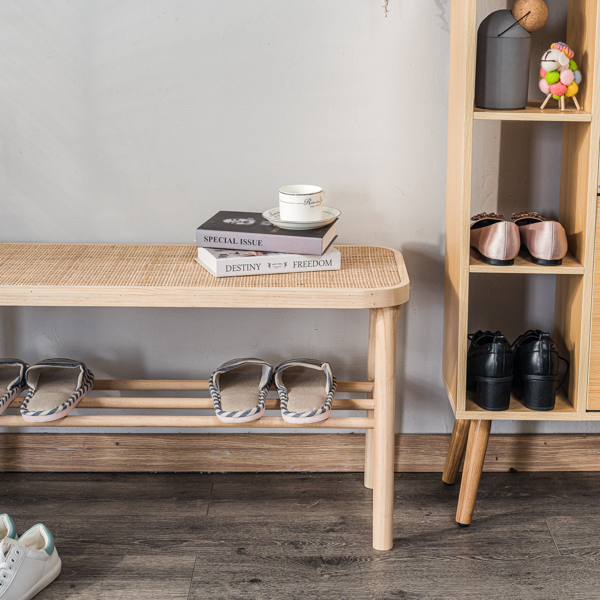 ASUGI – Ławka z schowkiem z litego drewna sosnowego i rattanu