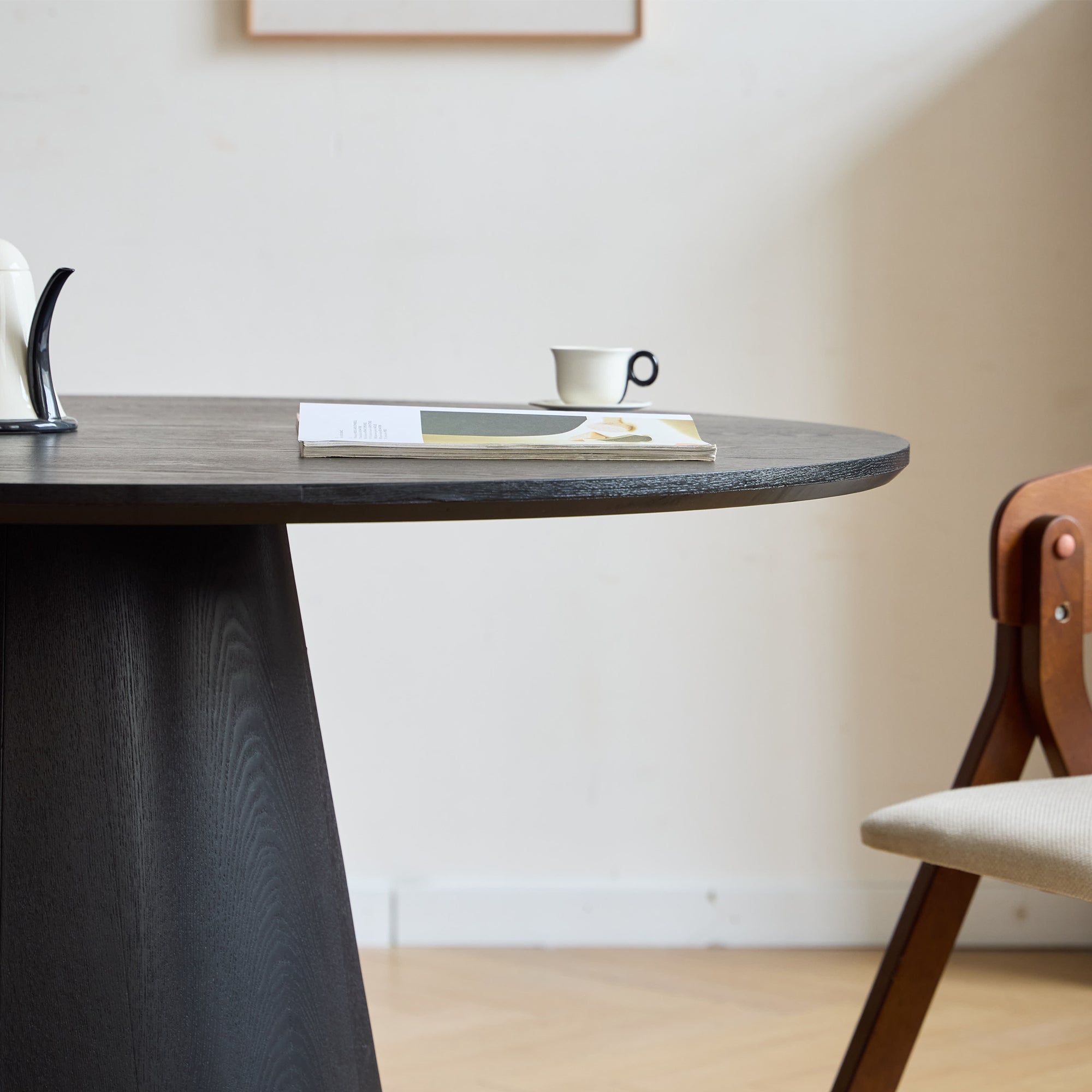 CALI – Okrągły stół do jadalni dla 6 osób, wykonany z czarnego drewna