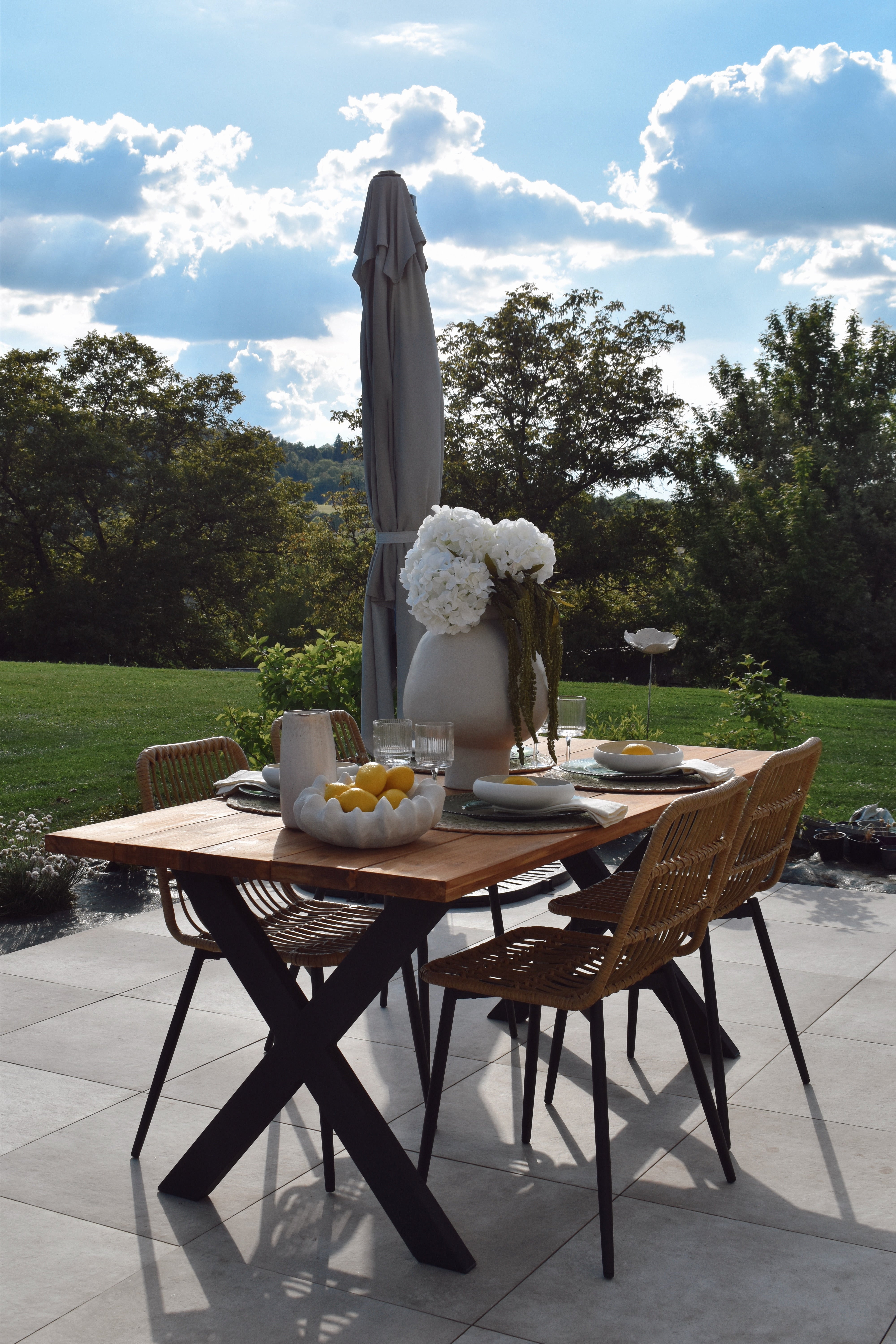 BANGKOK – Zestaw 4 krzeseł z metalu i rattanu