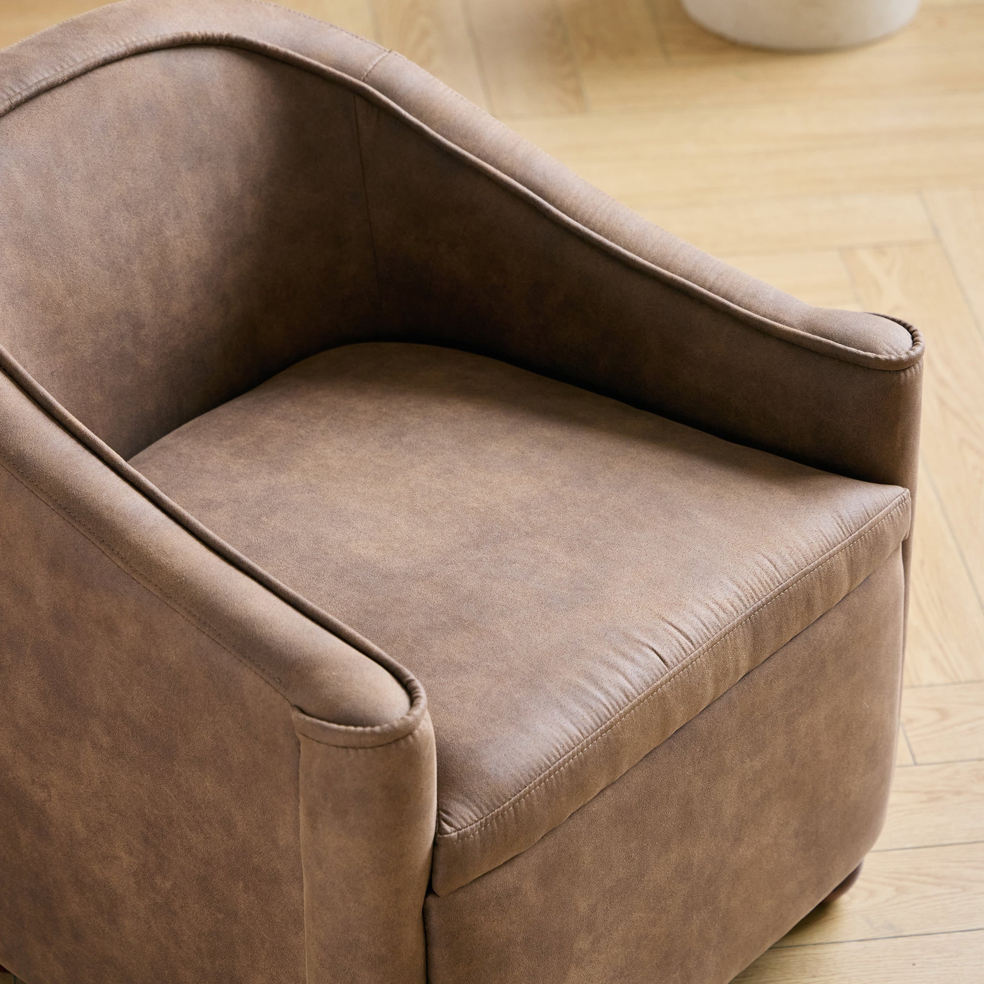 IVALO – fotel salonowy z litego drewna i brązowej zamszowej tkaniny