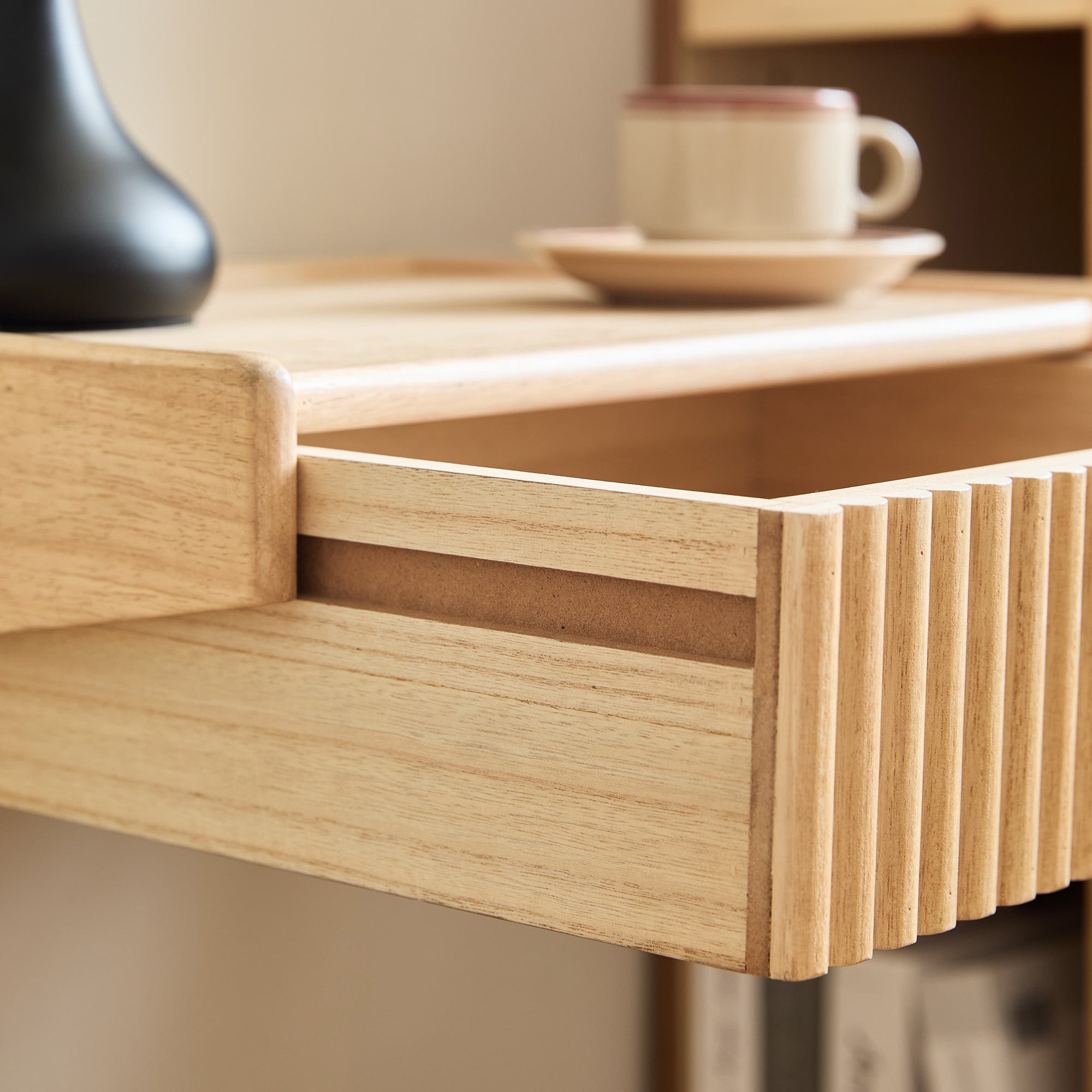 PITEA – drewniany stolik nocny do montażu na ścianie