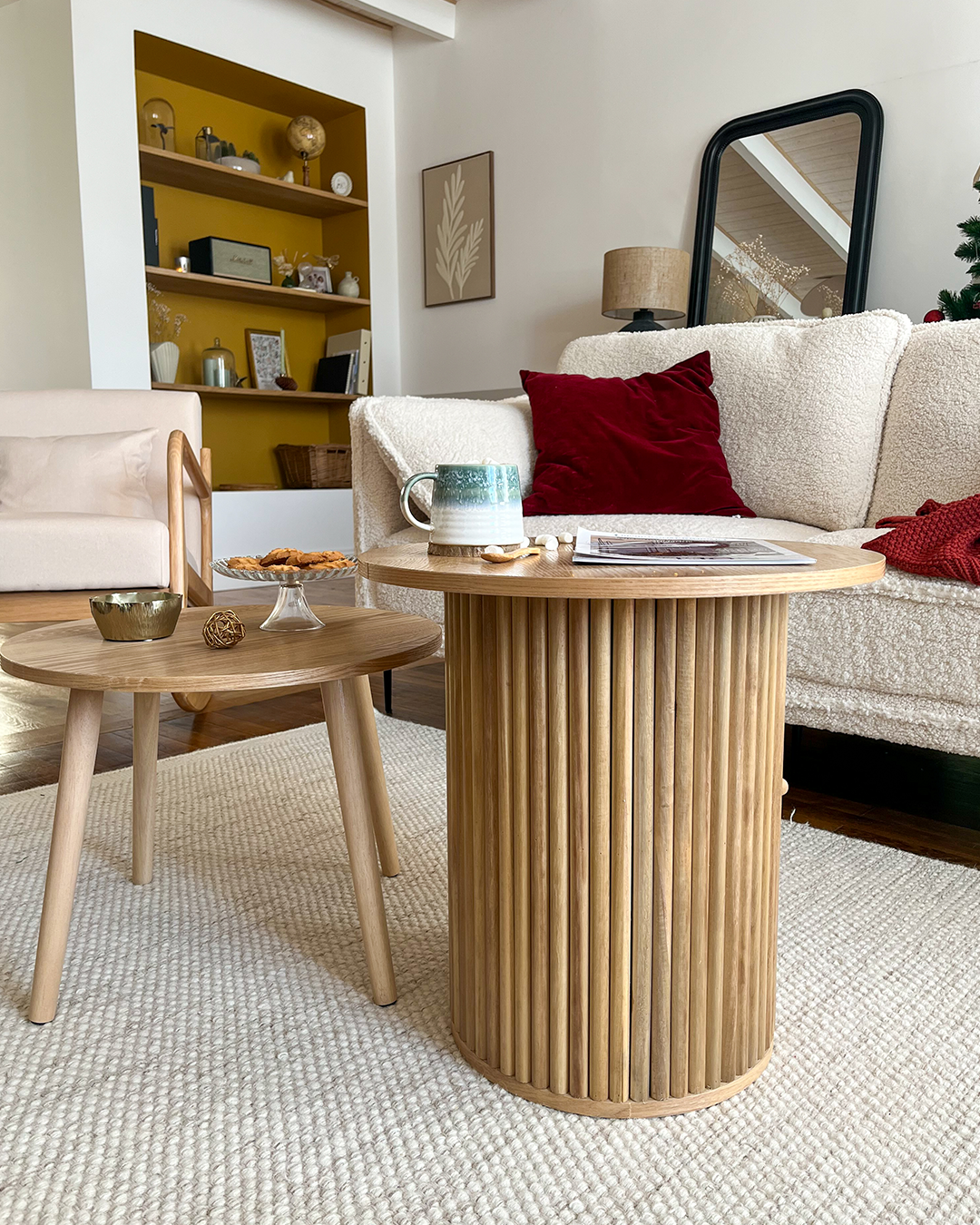 TRINIDAD – stolik pomocniczy z litego drewna w naturalnym kolorze