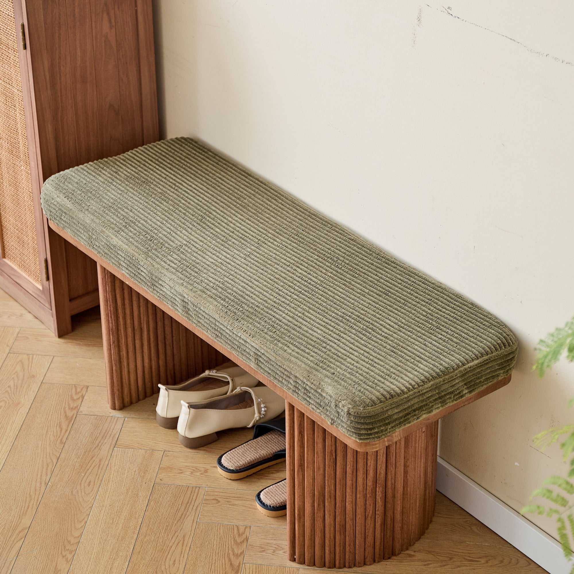 PIREUS – Ławka z litego drewna i zielonego sztruksu