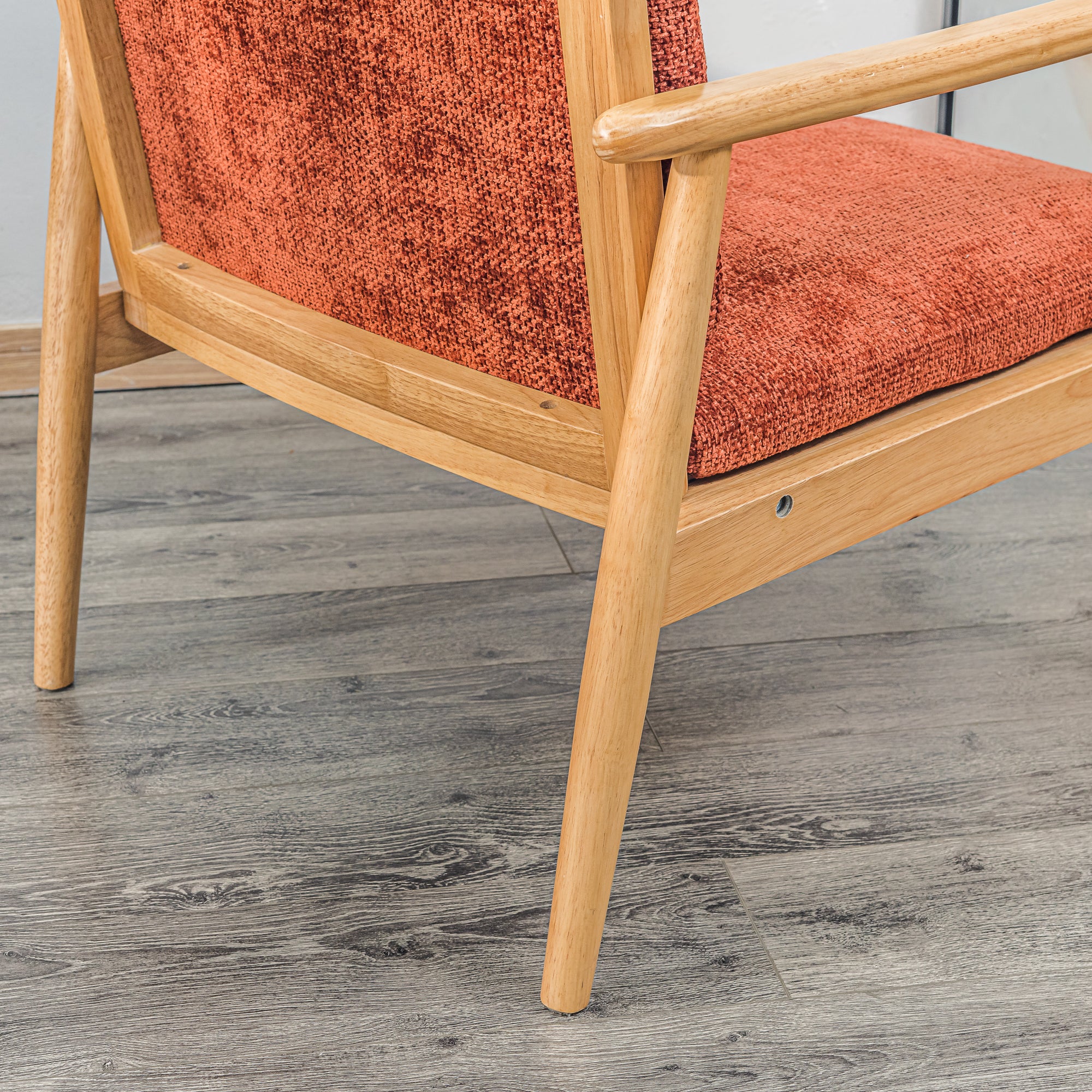 SURABAYA – Fotel salonowy z litego drewna i tkaniny w kolorze terakoty