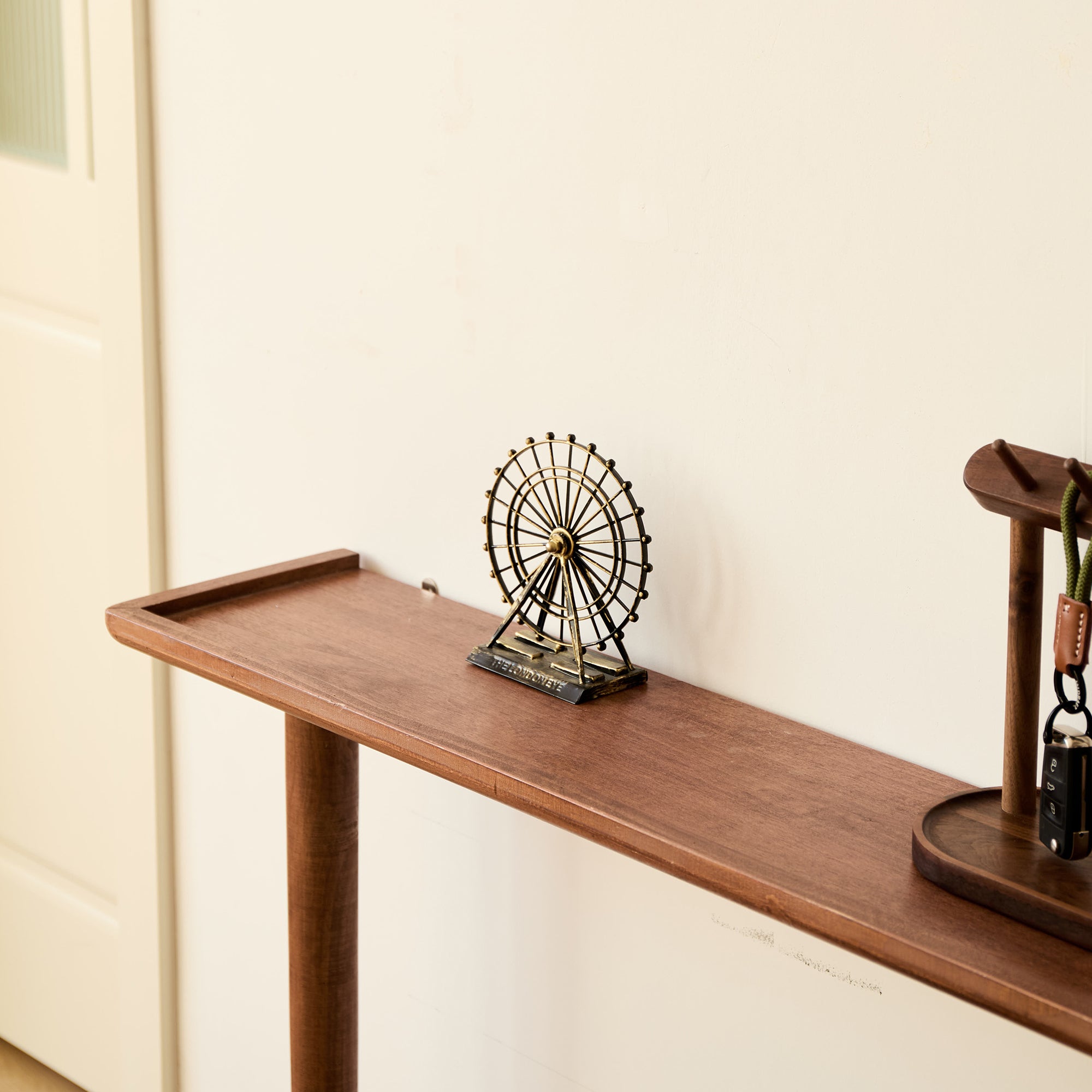 ALSTA – Skandynawski stolik konsolowy z drewna orzechowego