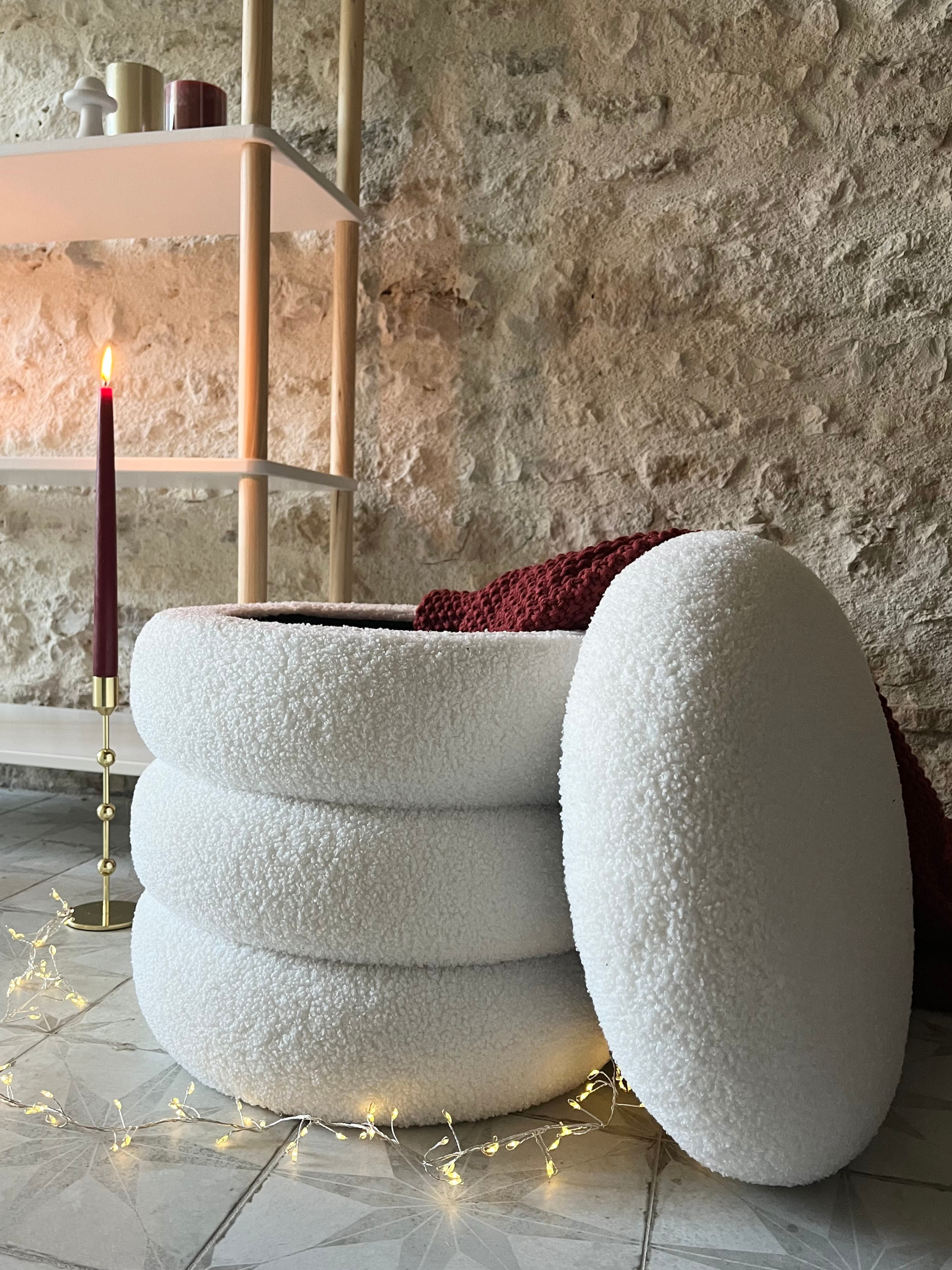 FLOKKE – Pufa funkcją przechowywania, pokryta białymi pętelkami, w stylu skandynawskim