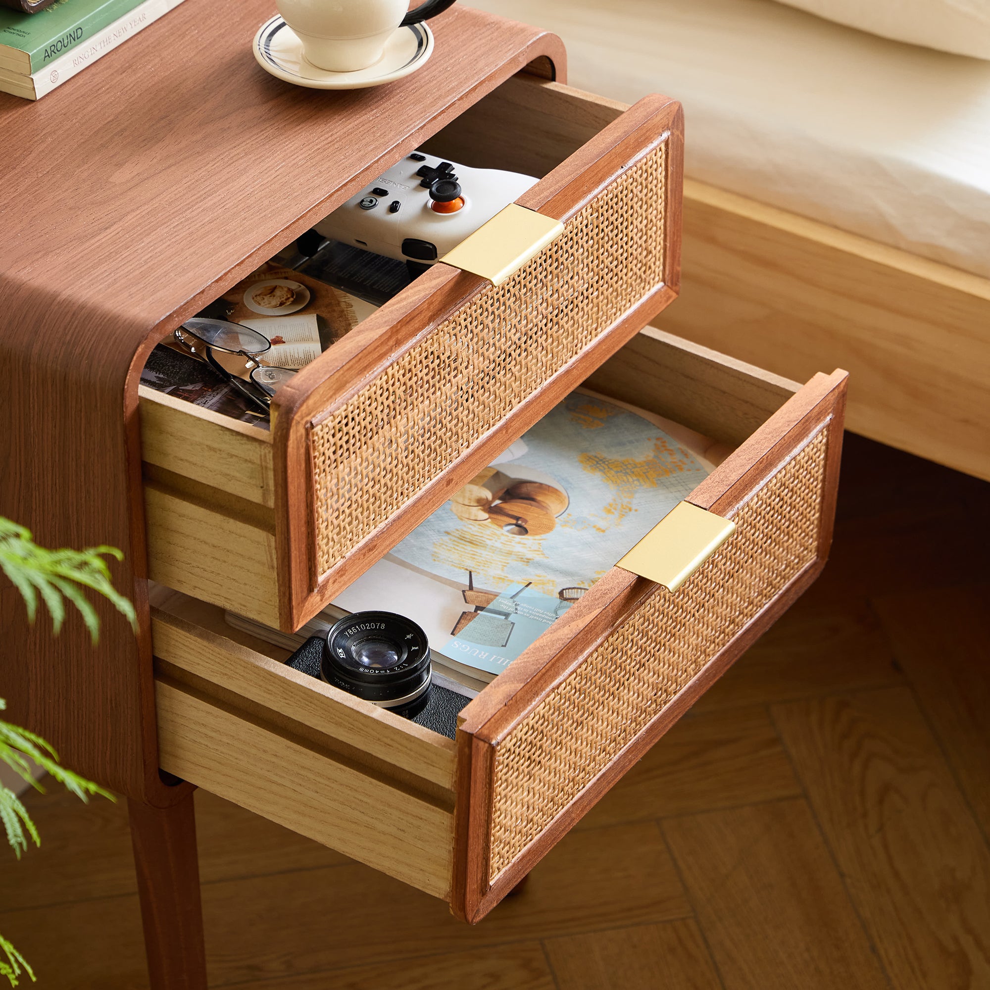 MALI - Szafka nocna z 2 szufladami z rattanu i drewna orzechowego