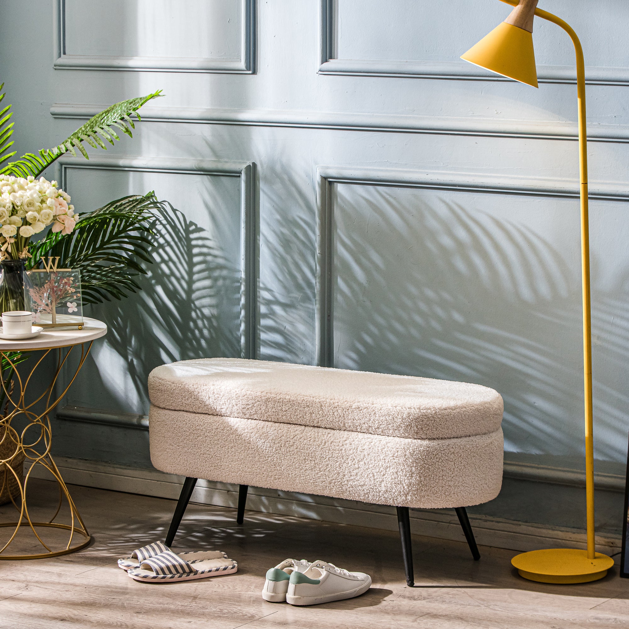 Metalowa ławka i białe pętelki