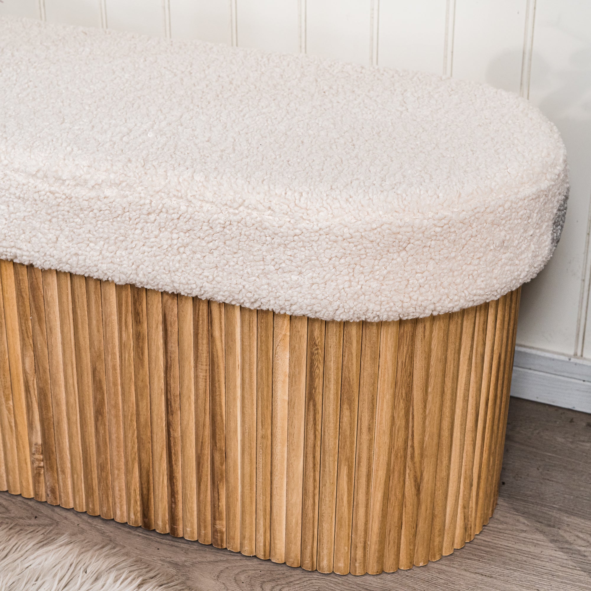 BAOTSU – Ławka skrzynia z drewnianym schowkiem i białymi pętelkami