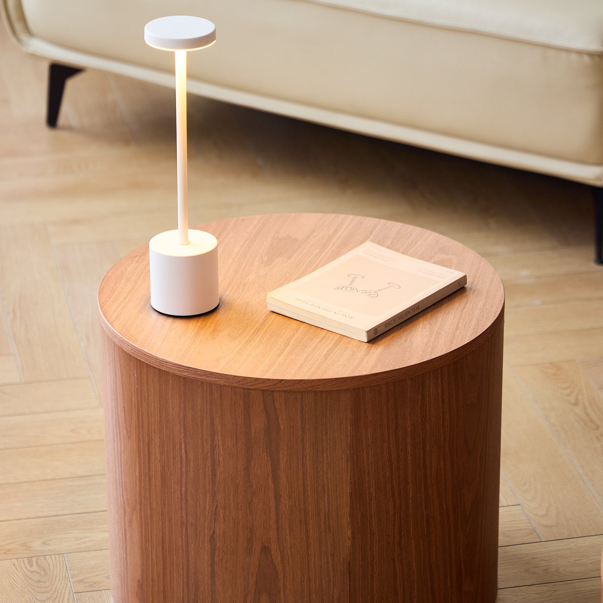 YATOMI – Zestaw 2 okrągłych stolików z litego drewna funkcją przechowywania