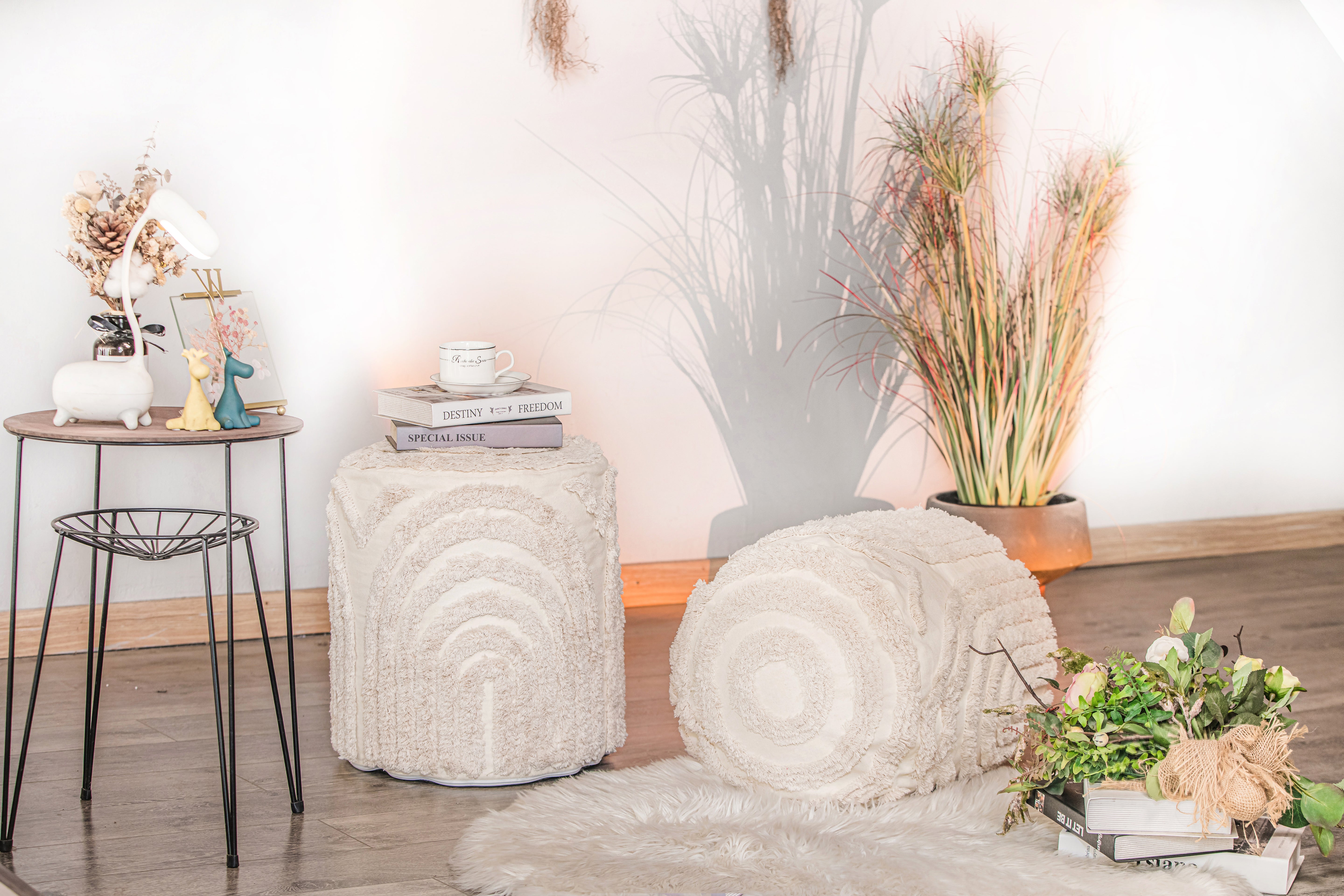 Beżowa pufa z tkaniny z wzorem