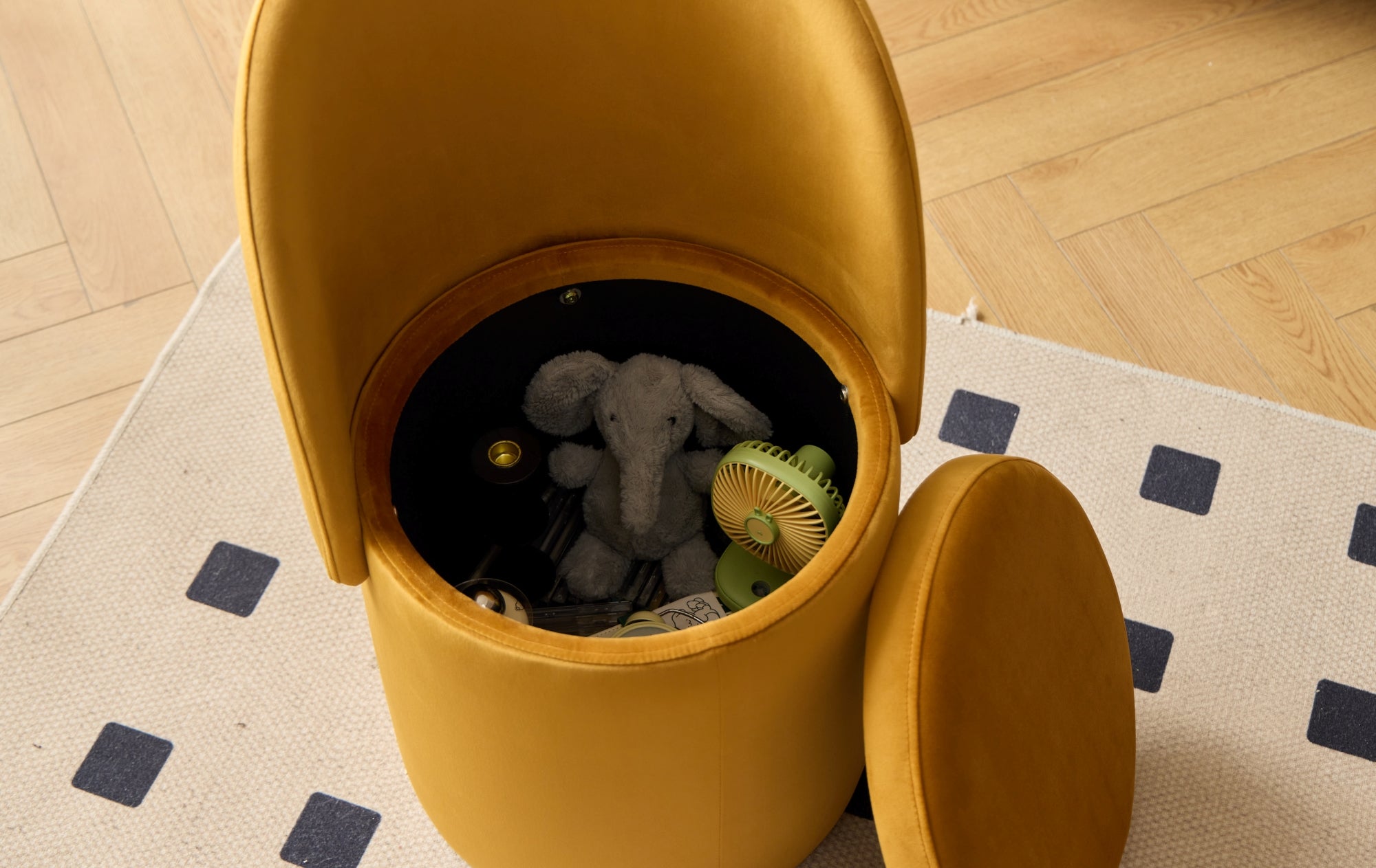 UMEA – Pufa z oparciem i schowkiem, z aksamitu w kolorze musztardowej żółci