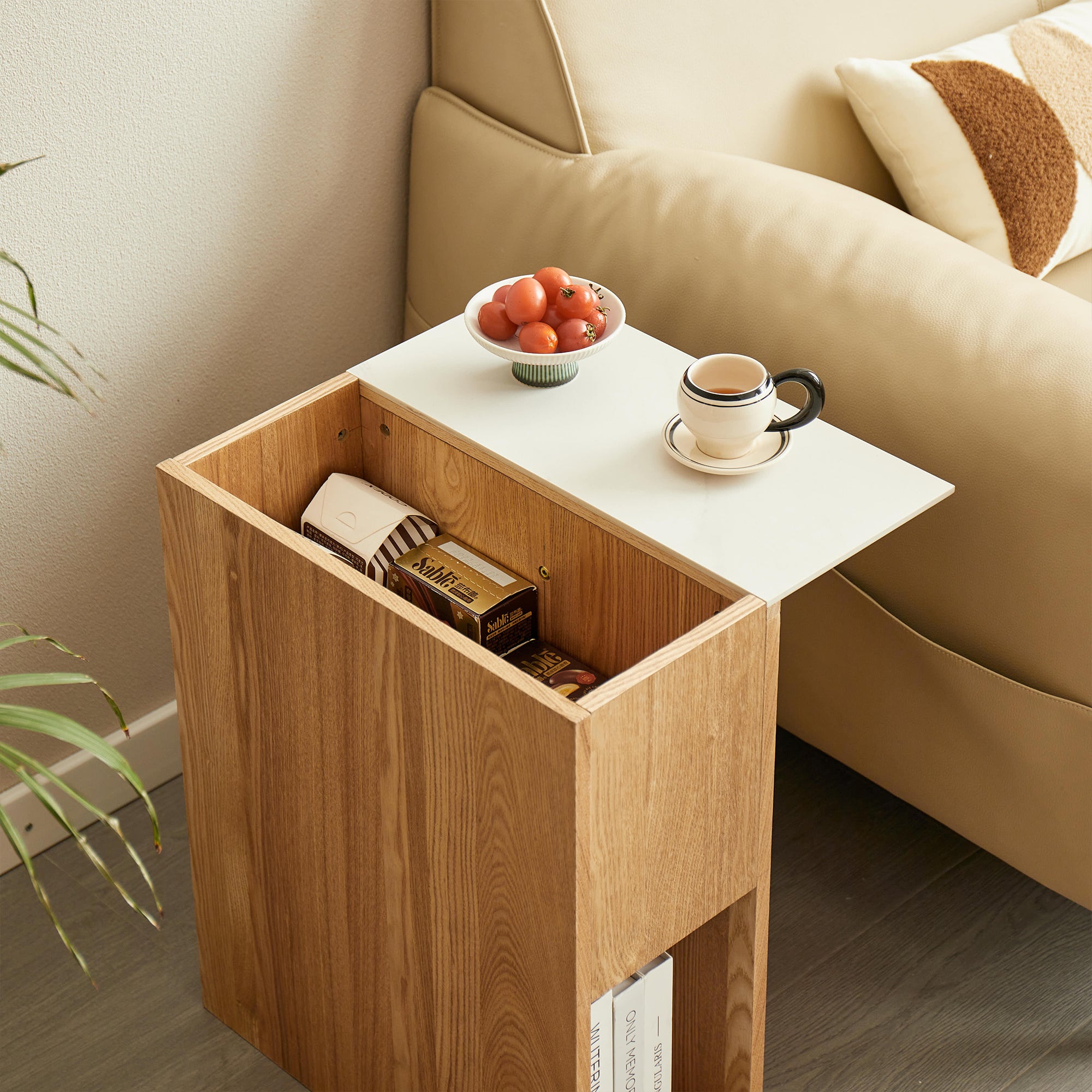 KARLSTAD – stolik pomocniczy do kanapy z drewnianym schowkiem