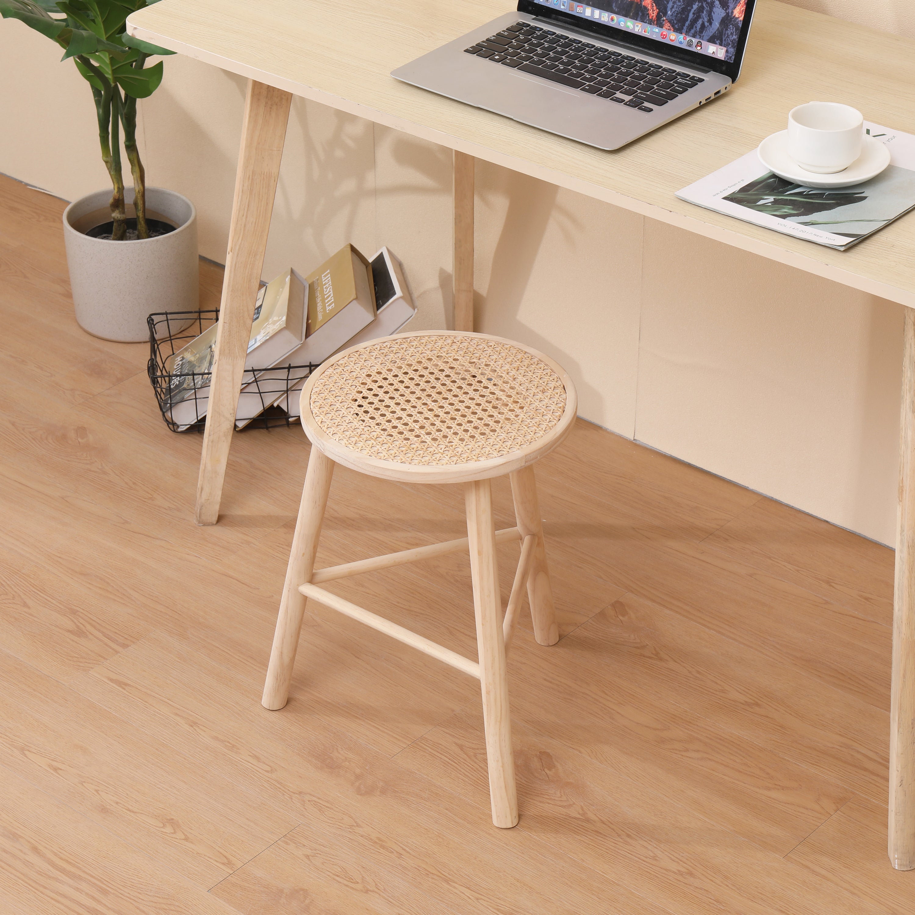 Stołek z litego drewna sosnowego i rattanu