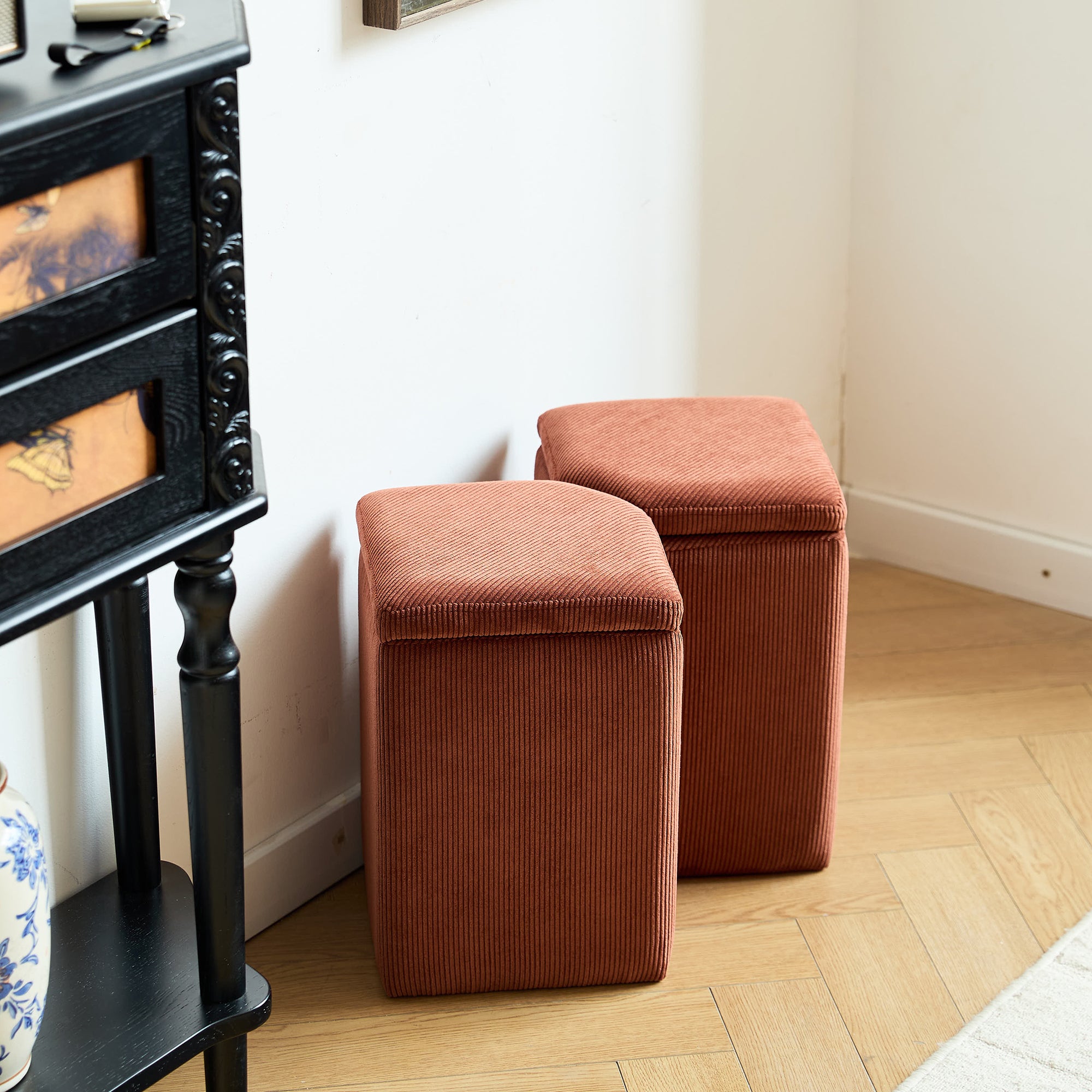 DIPOLOG – pufa salonowa z schowkiem, wykonana z sztruksu w kolorze terakoty