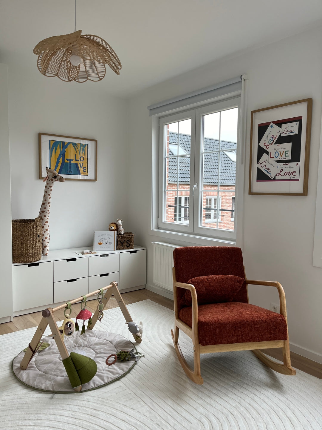 DIANA – Fotel bujany z litego drewna i tkaniny w kolorze terakoty