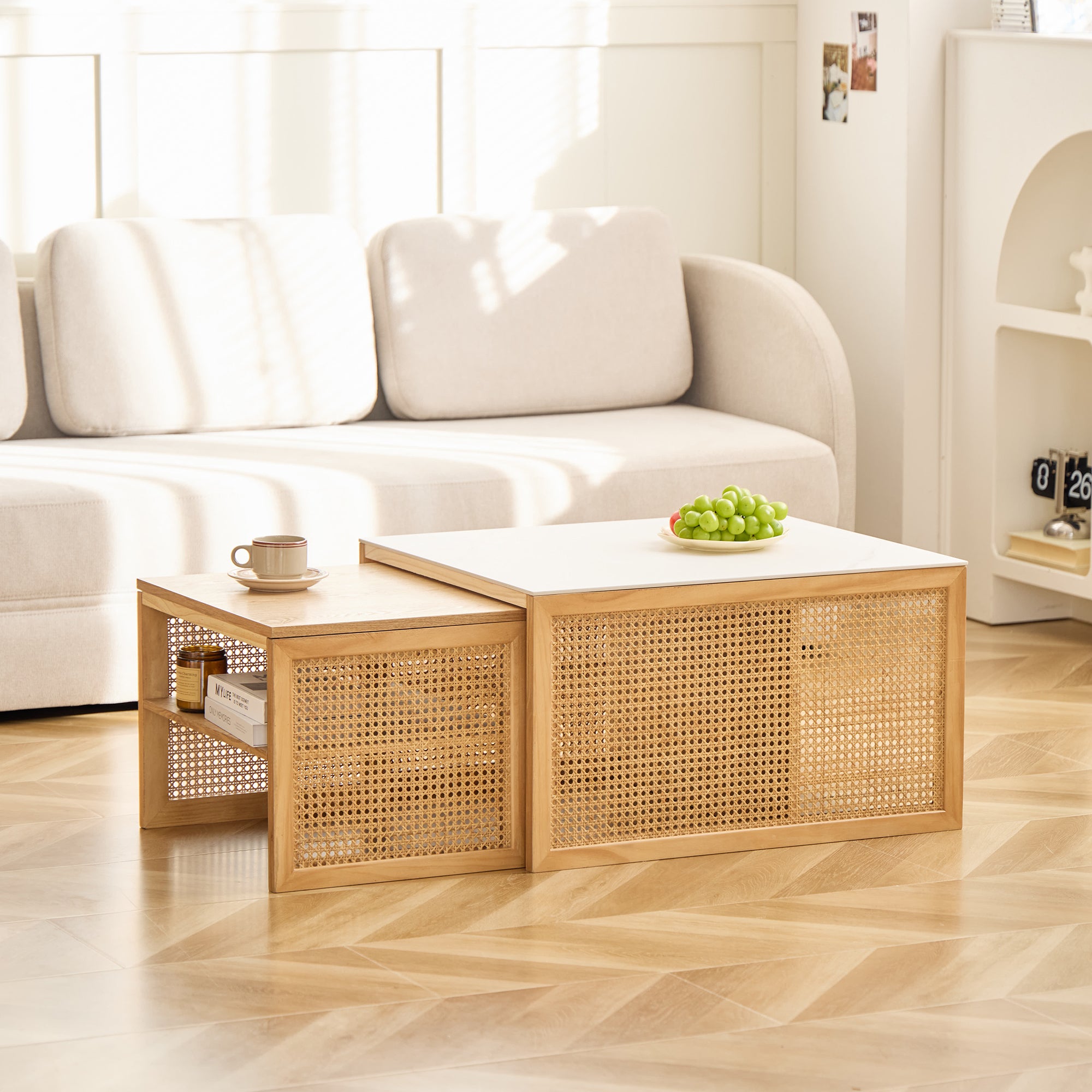 TROMSO – Zestaw 2 stolików kawowych z rattanu i blatem imitującym marmur