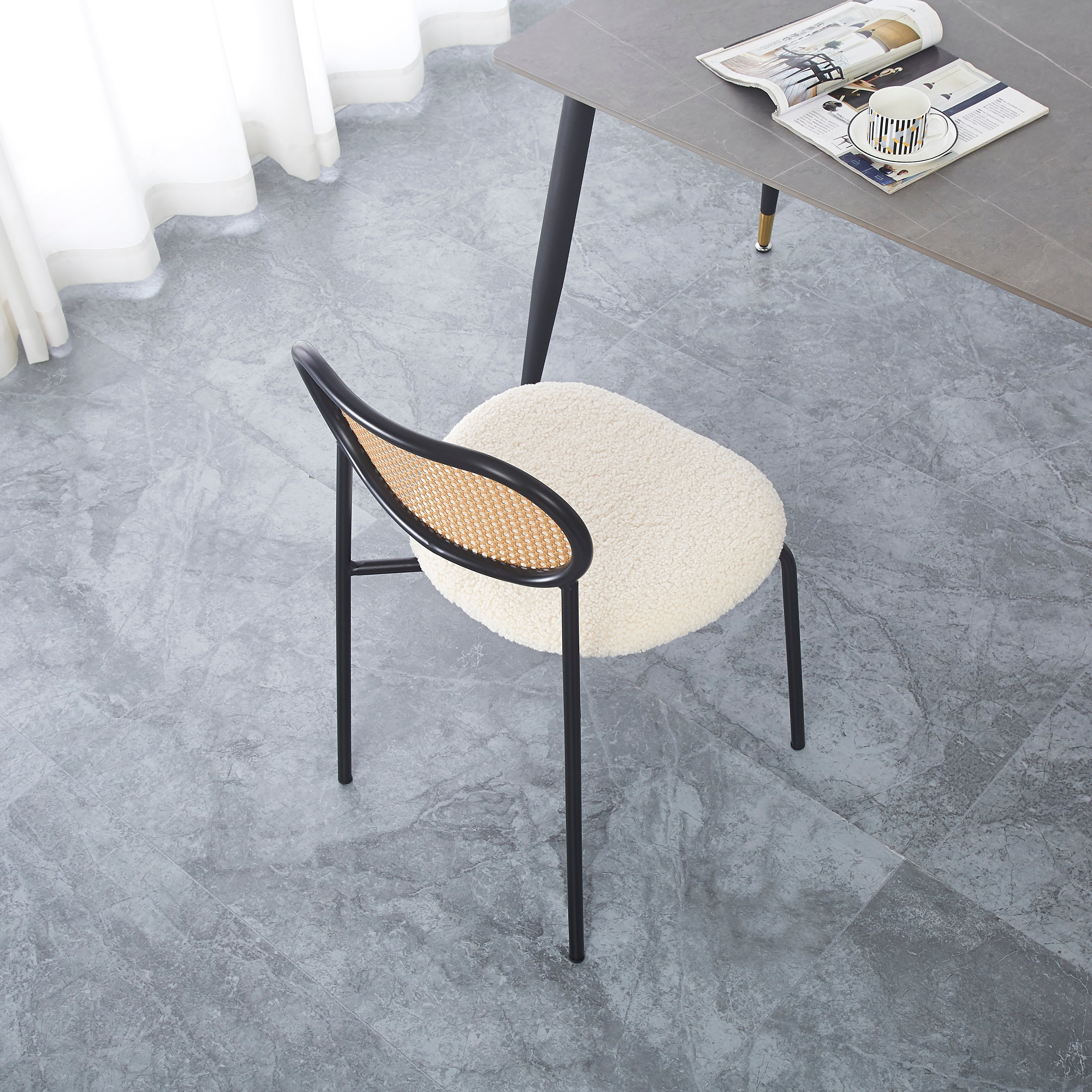 Zestaw 2 metalowych krzeseł z siedziskiem z plecionki