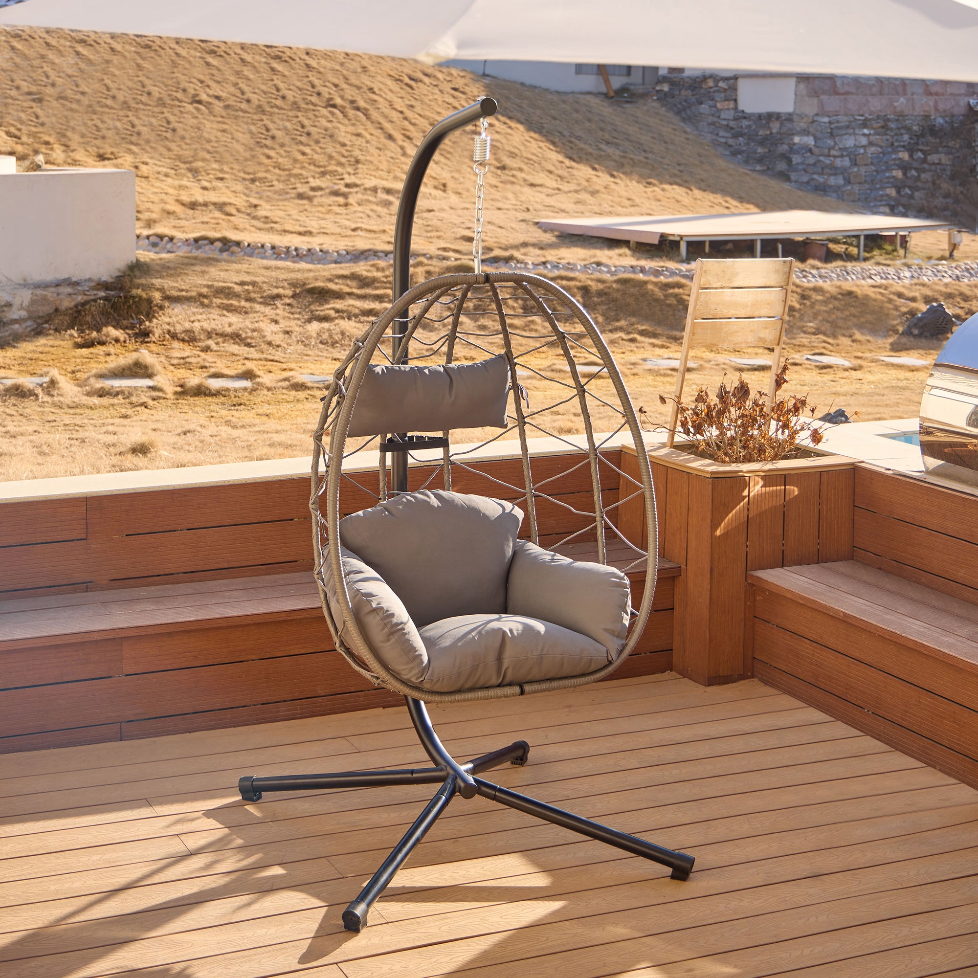 VENICE – Wiszący fotel z rattanu i czarnego metalu