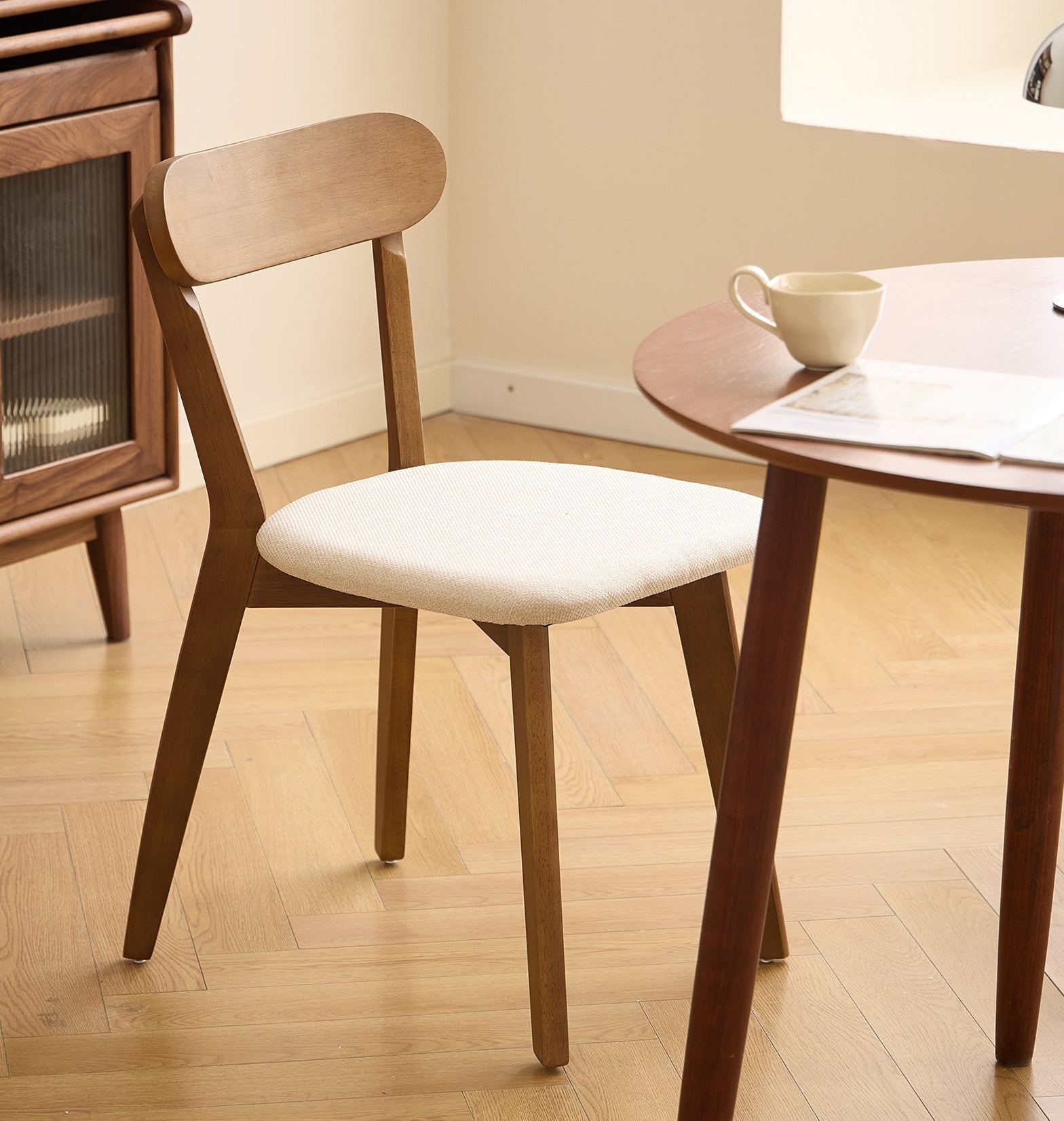 VITORIA – Zestaw 2 krzeseł do jadalni z ciemnego drewna i beżowej tkaniny