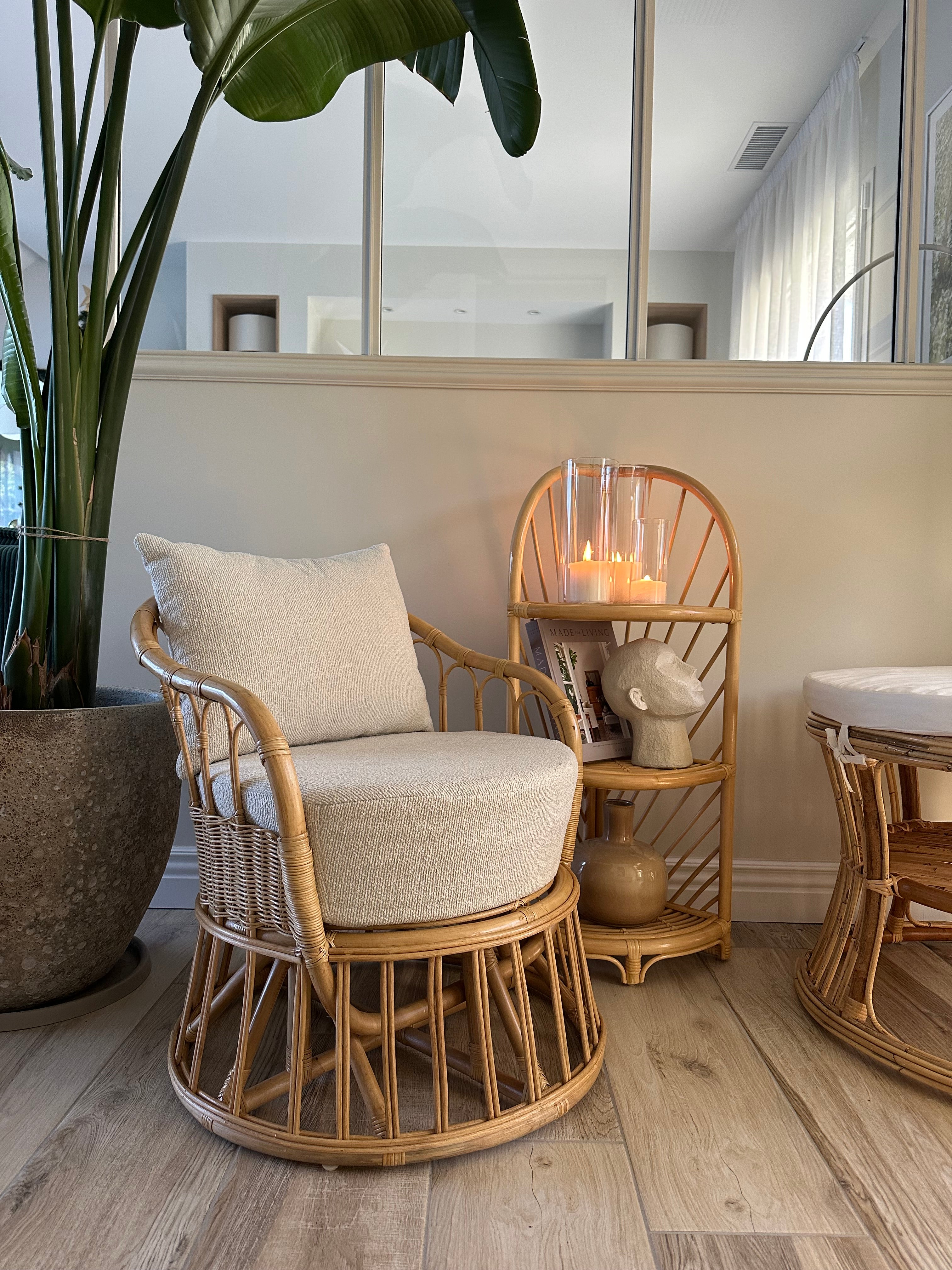 KOLAKA – 3-poziomowa półka narożna z naturalnego rattanu