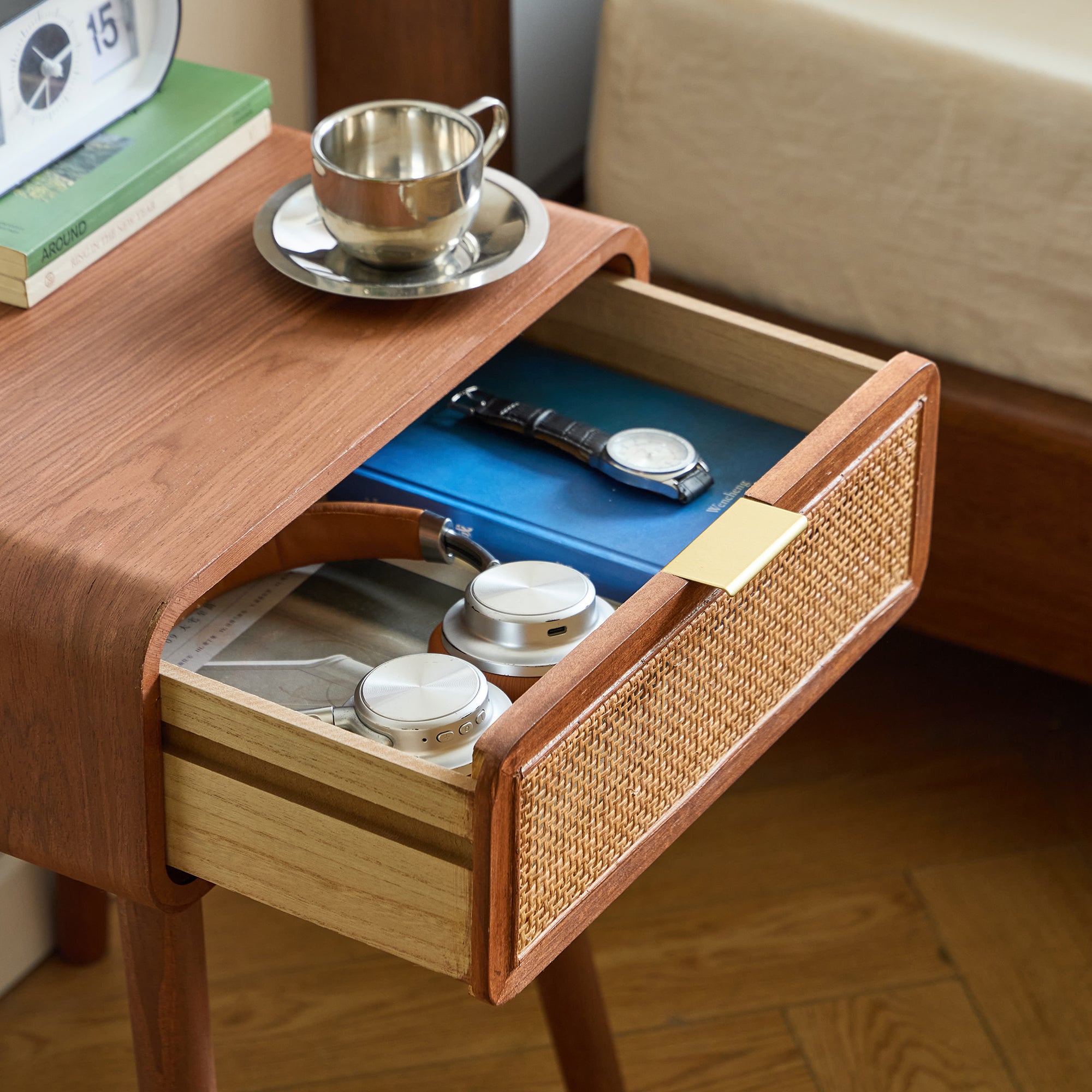 MALI - Szafka nocna z 1 szufladą, wykonana z rattanu i drewna orzechowego