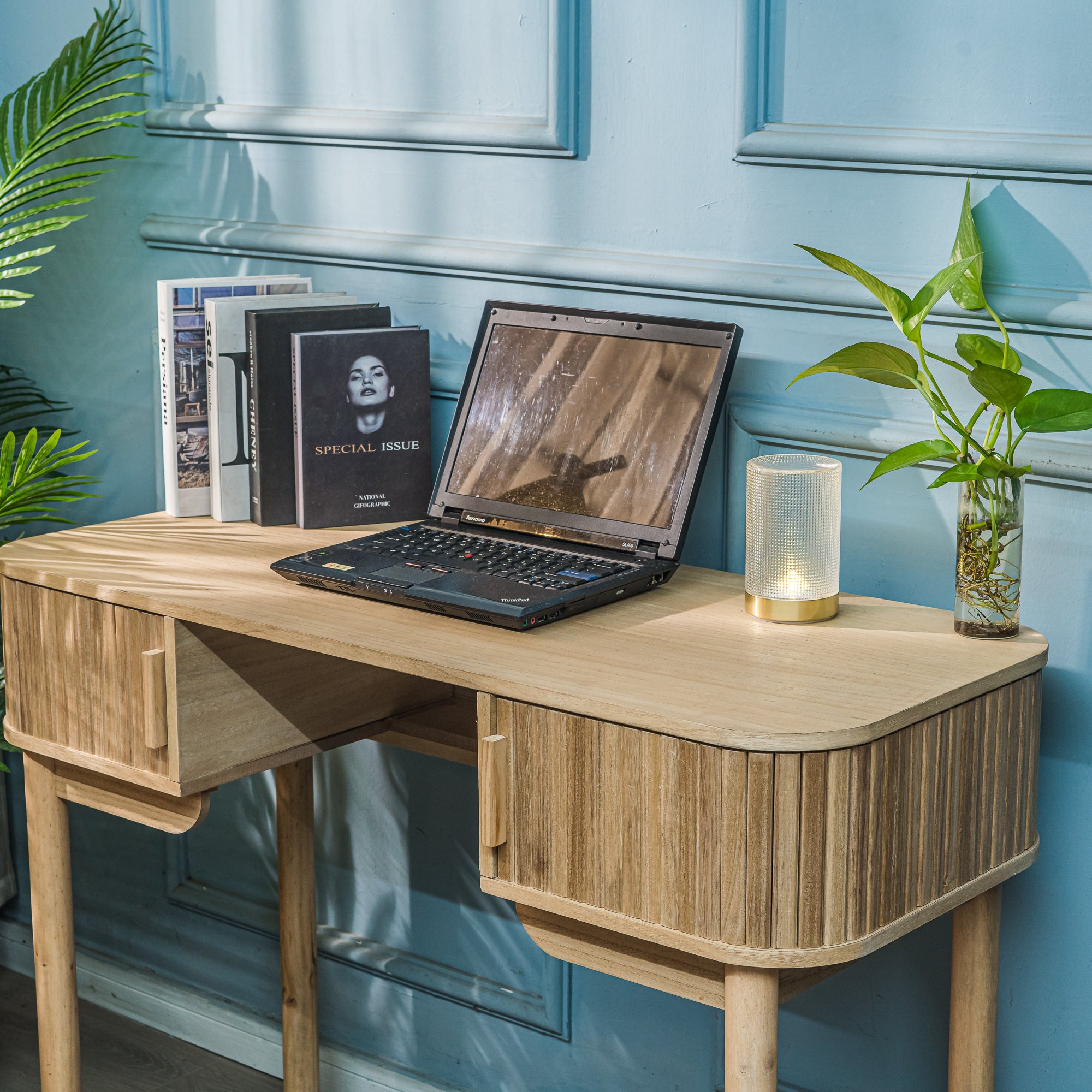 Biurko z 2 drzwiami z drewna jesionowego