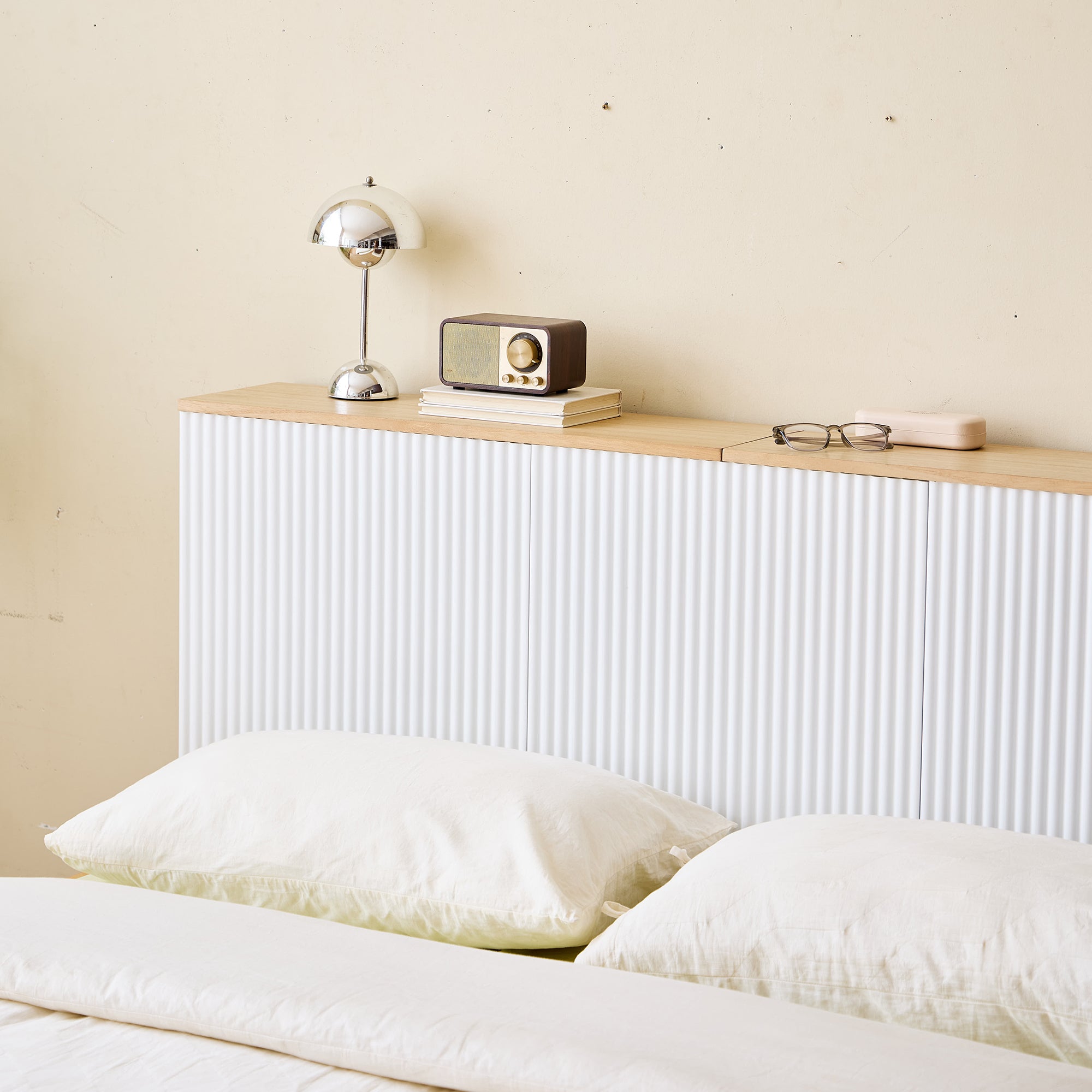 ESLOV - Wezgło łóżka 160 z drewna z białymi schowkami