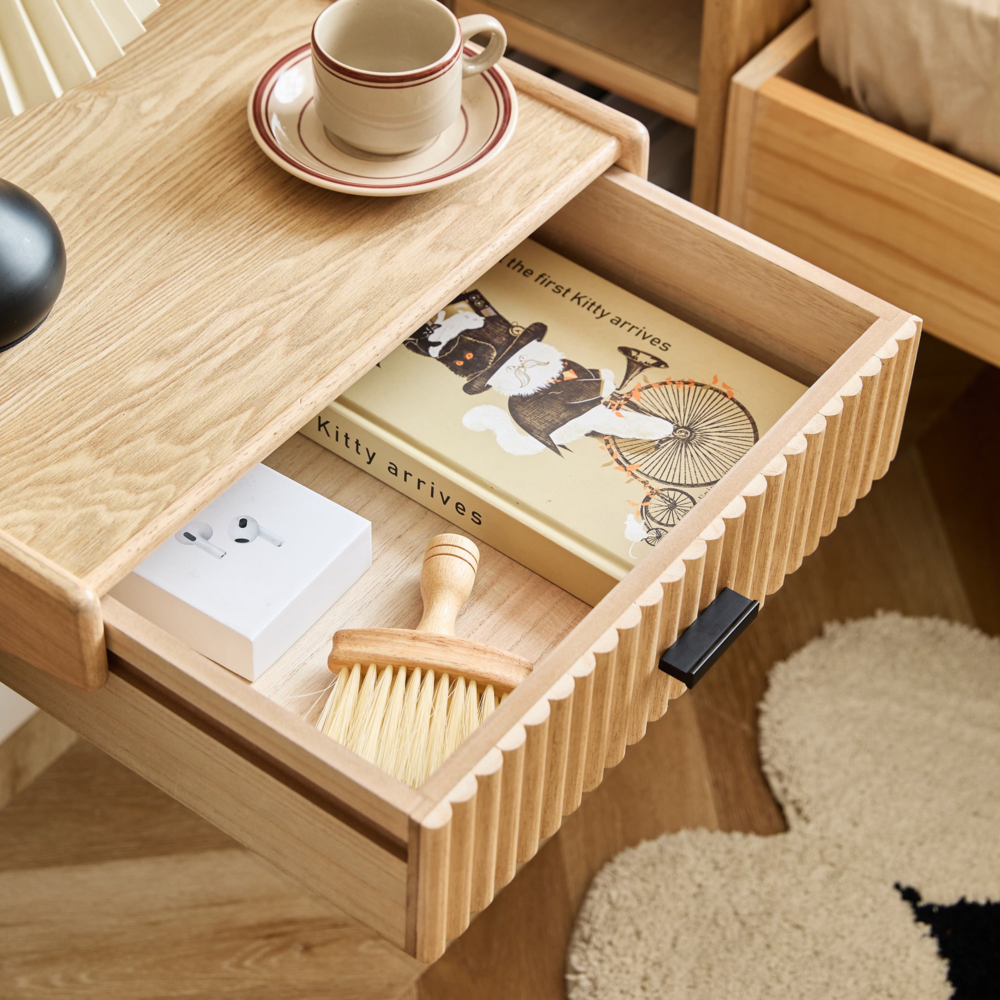 PITEA – drewniany stolik nocny do montażu na ścianie